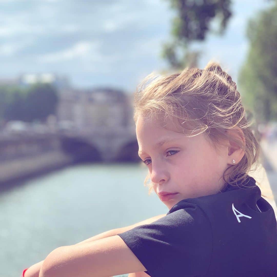 ミケーレ・カンポレーゼのインスタグラム：「Tu , al centro di tutto..Tanti auguri Bebe 🎂 🎉 +6 ❤️#comply#BenedettaEmma#nike#paris#buoncompleanno」