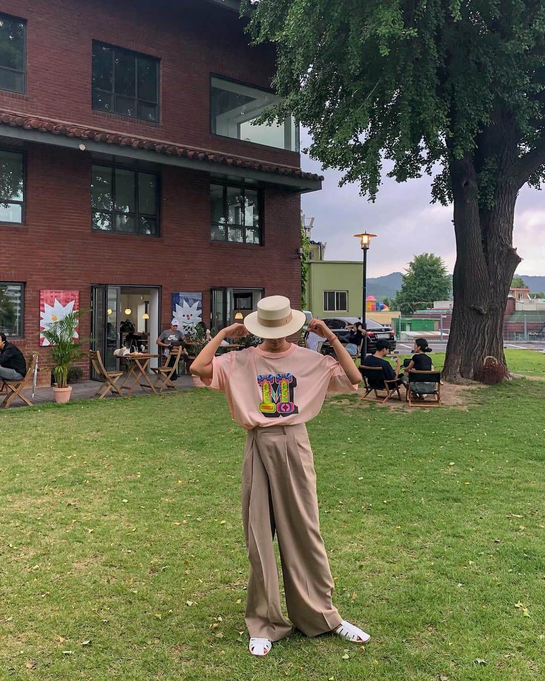 Junyoungさんのインスタグラム写真 - (JunyoungInstagram)「조쿠낭 🐷 . . . #mmm #maisonmargiela #margiela #martinmargiela #maisonmartinmargiela #lemaire #lemaireparis #lemairemen #panamahat #floppyhat #staffpicks #widepants #미스터차일드 #마르지엘라 #메종마르지엘라 #마틴마르지엘라 #르메르 #피셔맨샌들 #샌들 #파나마햇 #와이드팬츠 #플로피햇 #사직동 #스태픽스 #경복궁 #서촌」7月24日 16時57分 - yanggeng88