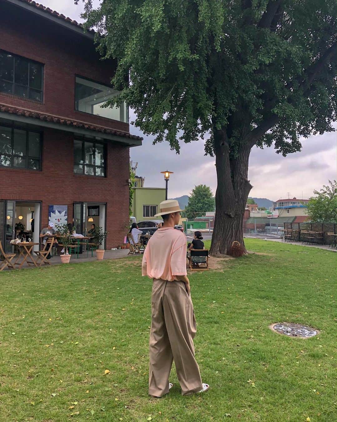 Junyoungさんのインスタグラム写真 - (JunyoungInstagram)「조쿠낭 🐷 . . . #mmm #maisonmargiela #margiela #martinmargiela #maisonmartinmargiela #lemaire #lemaireparis #lemairemen #panamahat #floppyhat #staffpicks #widepants #미스터차일드 #마르지엘라 #메종마르지엘라 #마틴마르지엘라 #르메르 #피셔맨샌들 #샌들 #파나마햇 #와이드팬츠 #플로피햇 #사직동 #스태픽스 #경복궁 #서촌」7月24日 16時57分 - yanggeng88