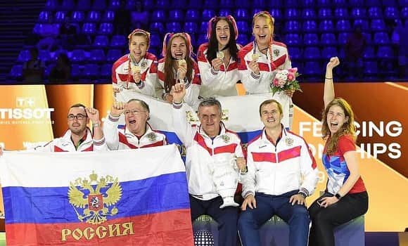 ヤナ・イグリアンのインスタグラム：「ДАААА!!!🥇🤺 ⠀ Мы Чемпионки Мира 2019😏 Ребята, эмоции переполняют меня🙈 Не хочу писать длинные предложения, поэтому напишу самое важное - благодарность❤️ ⠀ Спасибо большое всем  за поддержку!😍 В первую очередь моей семье, тренерам, друзьям, медицинскому персоналу, болельщикам! ⠀ Было трудно, но мы смогли!💪🏼 ⠀ Как вам наш креативный выход?😊 Смотрели трансляцию?)」