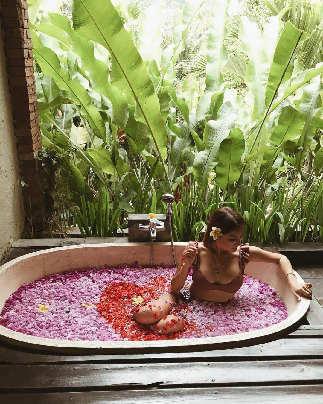 HARUEさんのインスタグラム写真 - (HARUEInstagram)「🌺 . #bali #ubud #indonesia #flower #flowerbath #バリ島 #ウブド #フラワーバス」7月24日 16時51分 - harue0104