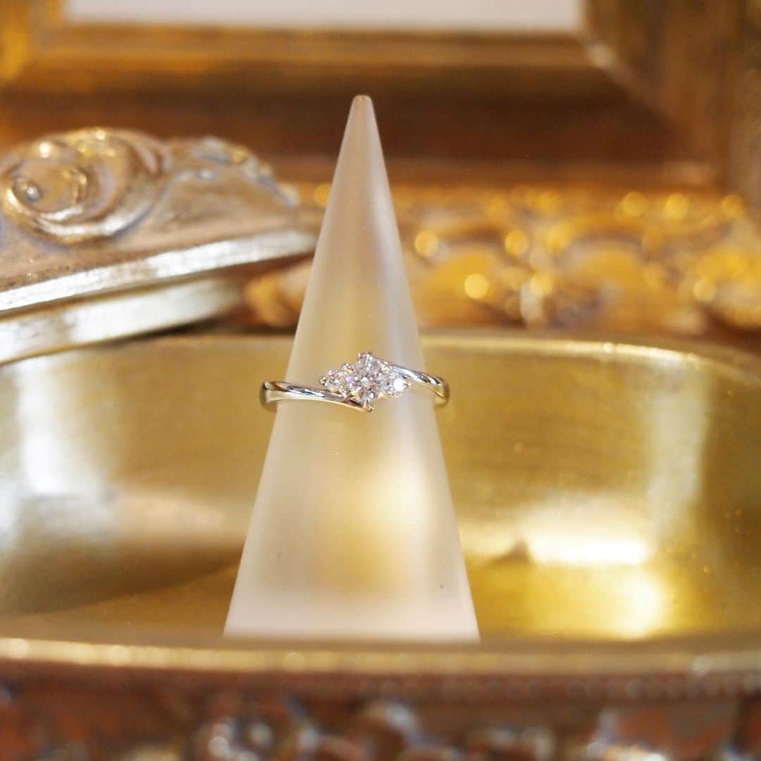常岡康弘さんのインスタグラム写真 - (常岡康弘Instagram)「Pt900 / engagement ring . エンゲージリング(婚約指輪)の製作！ 中心ダイヤモンドは0.23ct💍 両側にダイヤを加え、より豪華に仕上げています！！ . ダイヤモンドグレード Dカラー.VVS1.エクセレントカット. とても綺麗なダイヤモンドです💎 . #tsuneokajewelry#婚約指輪#エンゲージリング#オーダーメイド#ハンドメイド#ジュエリー#ブライダル」7月24日 16時52分 - tsuneokajewelry