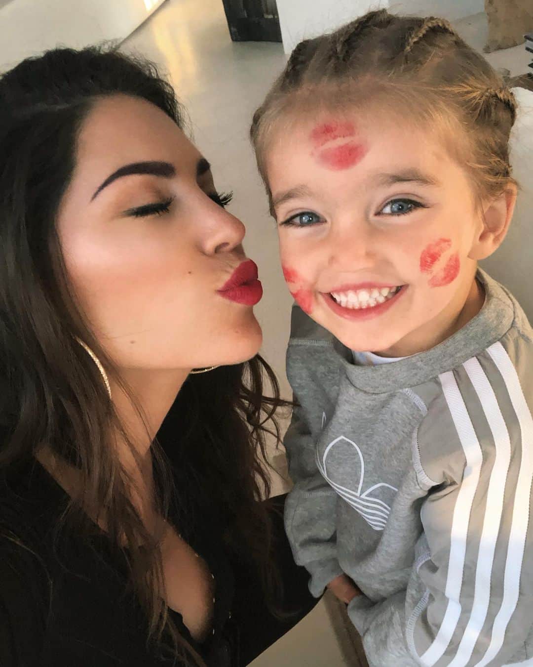 ヨランテ・ヴァン・カスベルヘンのインスタグラム：「He told me he would never wash his little face again 🥰 #Melting #GratefulMama #BlessAllChildren ❤️🙏🏼」