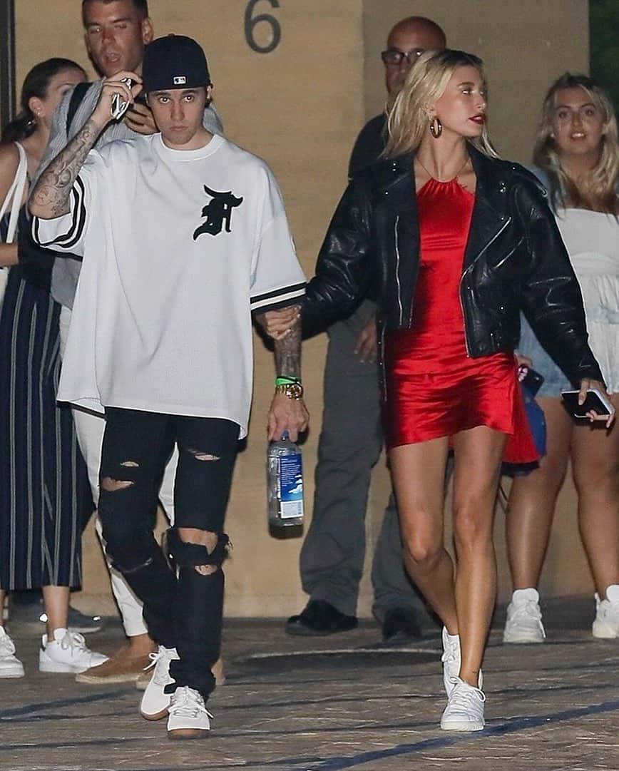 Just Jaredさんのインスタグラム写真 - (Just JaredInstagram)「@justinbieber and @haileybieber step out for a sushi dinner date at Nobu in Malibu! Lots more pics on JustJared.com now. #JustinBieber #HaileyBieber Photo: Backgrid」7月24日 16時54分 - justjared