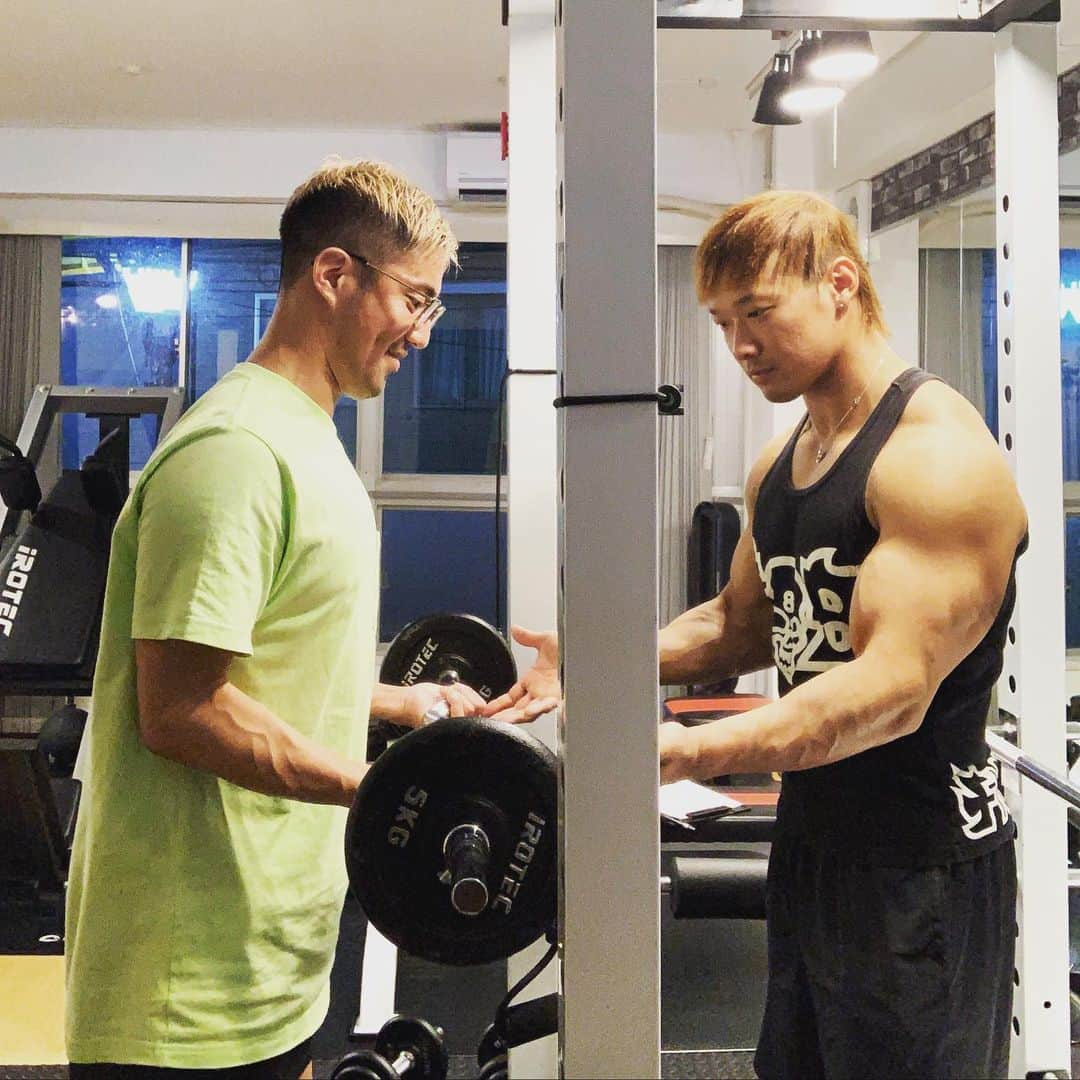 小林 ディスカスさんのインスタグラム写真 - (小林 ディスカスInstagram)「K’zパーソナルGYMにて、 腕のトレーニング💪🏾 K’zスペシャルな腕のトレーニングを教えてもらったので、 早く復習しないと忘れてしまう…。 次回も、インスタライブするので、 見て下さいっ👱🏾‍♂️🏋🏼‍♂️🏋🏼‍♂️🏋🏼‍♂️💪🏾 #中野 #kzパーソナルジム  #japan #gym #training #muscle #workout #トレーニング #筋トレ #筋肉 #脚 #肩 #スクワット#デッドリフト #ボディビル #フィジーク #マッチョ #スポーツ #パーソナルトレーニング #大胸筋 #背筋 #デッドリフト #外腹斜筋 #背中 #腕 #rugg」7月24日 16時55分 - discus_kobayashi