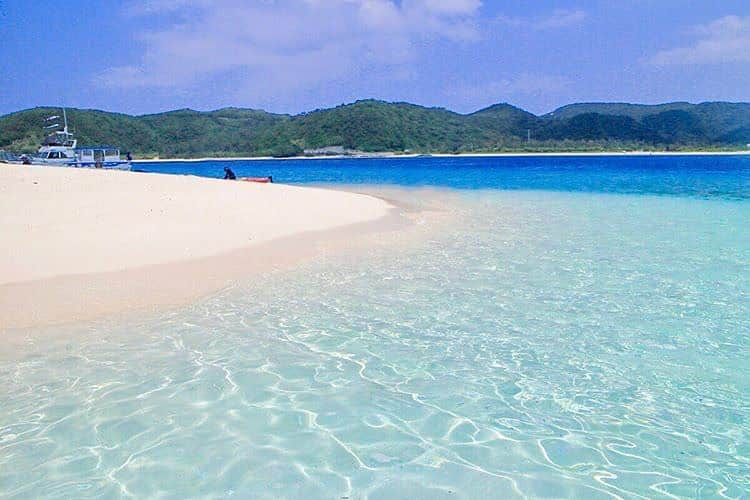 Be.okinawaさんのインスタグラム写真 - (Be.okinawaInstagram)「The natural gradation from the white sand of the beach to the of beautiful blue the ocean. Now that's what you call "Kerama Blue!" 📷:@y.paris1966  #gahiisland #keramaislands #嘉比島 #慶良間諸島 #가히섬 #게라마제도 #慶良間 #慶良間ブルー #keramablue #unhabitedisland #beokinawa #visitokinawa」7月24日 17時07分 - visitokinawajapan