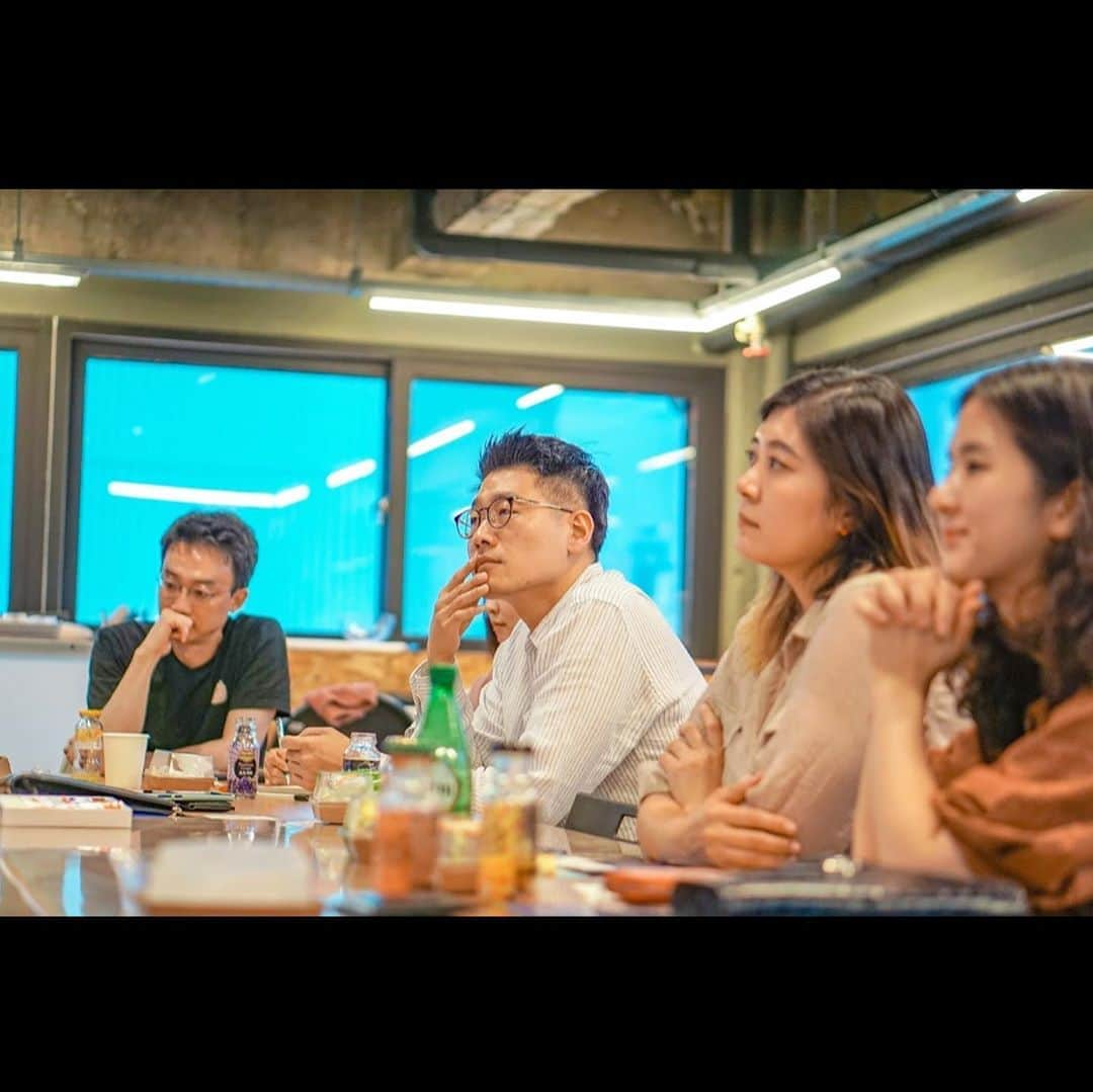 ホ・ヨンジュ さんのインスタグラム写真 - (ホ・ヨンジュ Instagram)「TUE (tide envision university) 이 시대 모든 미래 이노베이터들의 학교의 커미티로 참여하게 되었어요! 오늘은 프로그램 시작 전 커미티들이 모여 언컨퍼런스를 진행해보았어요. 전혀 몰랐던 새로운 분야에 대해 알게된 계기가 되었고, 새로운 형식의 토론방식을 경험할 수 있어 뜻깊었습니다:) 오래 전부터 ‘교육’에 뜻이 있다는 것을 이야기해왔는데 앞으로 다양한 방식을 통해 뜻을 실현해낼거에요! 인친님 중에서도 이런 분야에 관심히 있으시다면 참여해주시고, 함께해요! 😊 . . www.te.university . .  #teu#미래이노베이터#교육#혁신가」7月24日 17時00分 - good7919