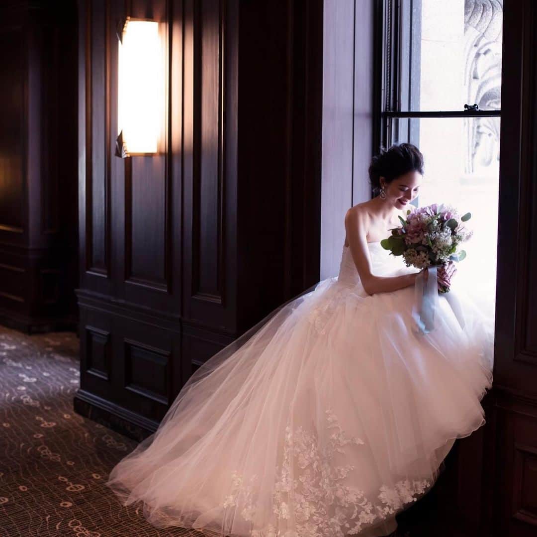 Mandarin Oriental, Tokyoさんのインスタグラム写真 - (Mandarin Oriental, TokyoInstagram)「【Weddings by Mandarin Oriental, Tokyo】 ウエディングで大切なブーケ選び。 当館では、フラワーデザイナーがドレスショップに同行し、ウエディングドレスと調和する美しいブーケを創り上げます。  7月２７日（土）には会場見学会、７月２８日（日）、８月３日（土）、４日（日）、１０日（土）、１１日（日）、１２日（祝・月）には試食付き見学会を開催いたします。この機会にぜひ「ウエディング by マンダリン オリエンタル 東京」をご体験ください。  ウエディングフェアの詳細、ご予約はこちら:  @motyo_wedding  #MandarinOrientalTokyo #MOtokyo #MOTYOwedding #WeddingsByMO #マンダリンオリエンタル東京 #ウエディングbyマンダリンオリエンタル #ウェディング #ウェディングドレス #ウェディングブーケ #ウェディングフラワー #ホテルウェディング #ブライダルフェア #プレ花嫁 #Bridal #Bridalfair #花嫁 #wedding #weddingfair #ウェディングフェア #weddingdress #flowers #三井本館 #日本橋 #Nihonbashi #重要文化財 #披露宴 #weddingparty #結婚式準備 #結婚式」7月24日 17時01分 - mo_tokyo