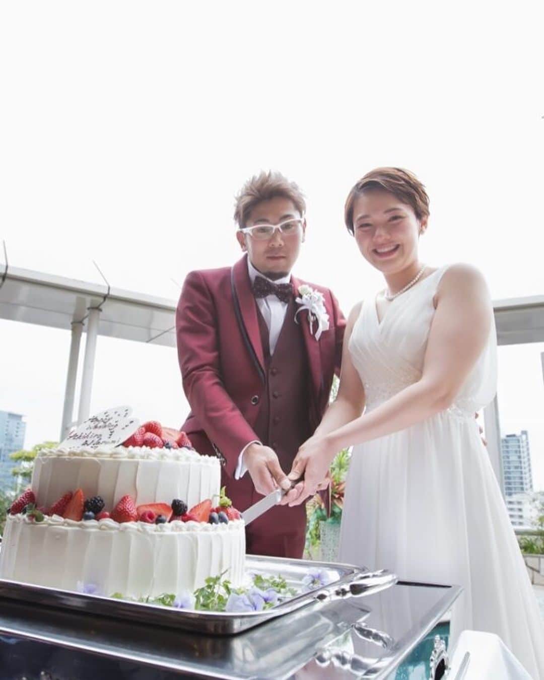 楽婚【公式】Instagramさんのインスタグラム写真 - (楽婚【公式】InstagramInstagram)「@rakukon をフォローして 『#楽婚』をつけて、 お写真の投稿大歓迎♡ 公式IGでリグラムされるかも！？ . ♥楽婚の先輩カップル  Akihiro & Narumi & Hiyori  会場：#ザレギャントーキョー >http://bit.ly/31KFj02 . 笑顔がとっても素敵な花嫁さま♡ 憧れのブーケショットを とびっきりの笑顔で残して みませんか...？* .  Webでご予約はTOPのURLより♡ ⇒@rakukon . #楽婚 #rakukon #ベストブライダル  #wedding #ウェディング #フォトウェディング #プレ花嫁 #卒花 #日本中のプレ花嫁さんと繋がりたい #プラコレ #marryxoxo #ウエディングニュース #花嫁 #卒花嫁 #2019年春婚  #2019年夏婚 #2019年冬婚  #結婚式準備 #weddingdress #ウェディングドレス #ブーケ #ウェディングブーケ #ブーケフォト」7月24日 17時05分 - rakukon