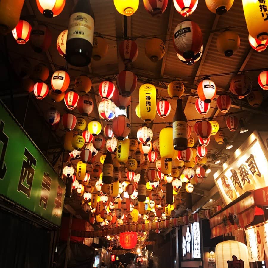のインスタグラム：「天満✨ どのお店も美味しくて活気があって どこか懐かしい雰囲気🏮 家の近くにあったら 毎日飲みに出たくなっちゃいそうだ〜 . #大阪 #久しぶりの大阪 #天満 #天満グルメ #天満飲み  #ちょうちん通り  #立ち焼肉 #お好み焼き #大阪好き  #osaka #temma #japan」