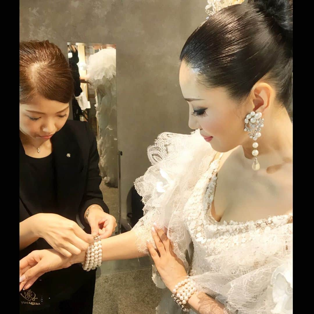 アンミカさんのインスタグラム写真 - (アンミカInstagram)「【KATSURA YUMI Collection 2019】ゲストモデルとしてリハ&スタンバイ👠✨ ４７歳でブライダルが着れるのは嬉しい☺️ そして、桂由美先生とクリエイションスタッフの方々の妥協ないクリエイションを、間近に見せて頂き感激です。。 。 #この日のために二の腕を引き締めていましたよ✨ #肩が凝って盛り上がってきたので肩にヒアルロン酸注射をして柔らかく✨ #体の露出が少ない衣装ほど出てる部分にアラが出るので全身凄い緊張感です。 #katsurayumi @yumikatsurajapan @yumikatsura_」7月24日 17時09分 - ahnmikaofficial