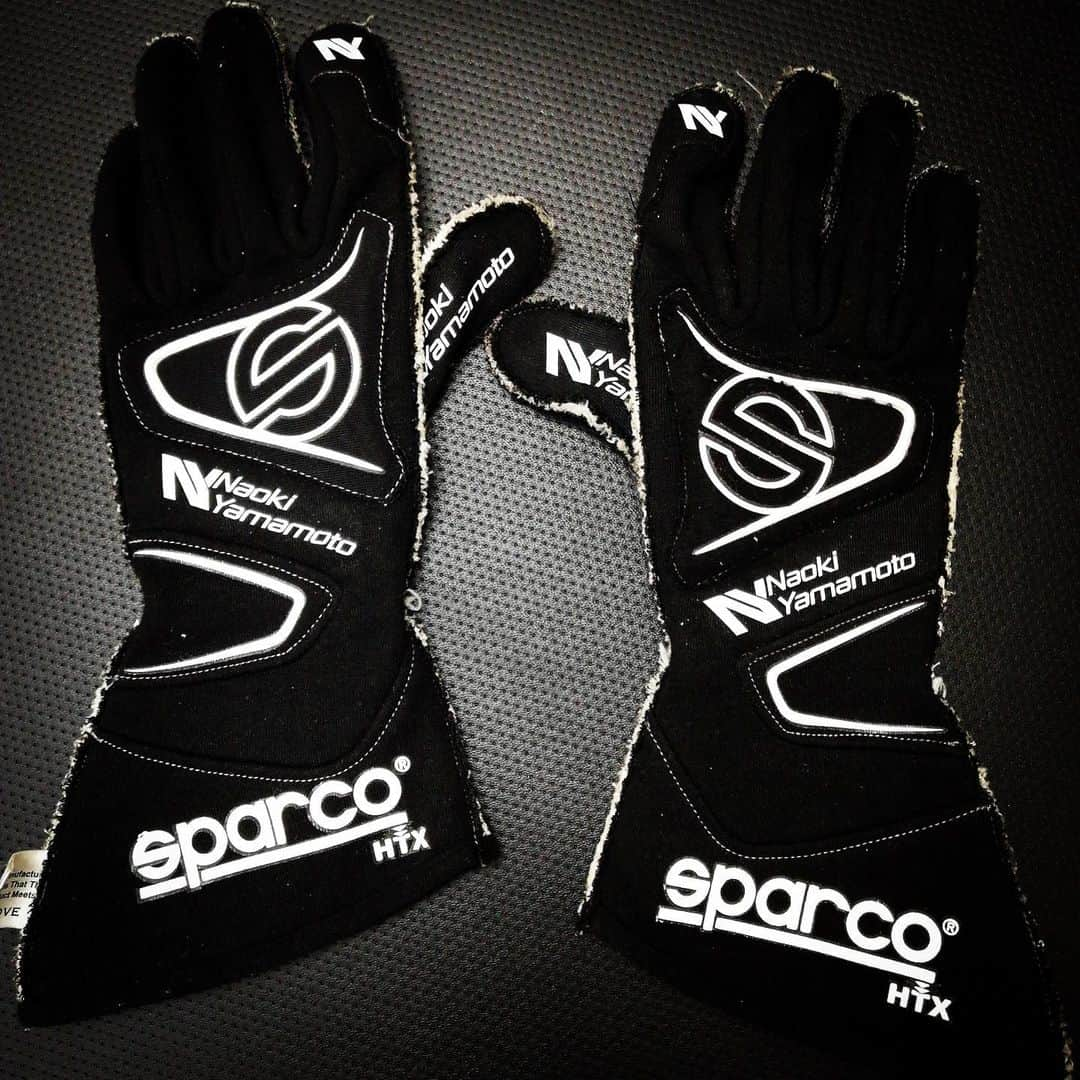 山本尚貴さんのインスタグラム写真 - (山本尚貴Instagram)「レーシングギア🧤🥾 My racing gears. . . . #グローブは @sparco_official  #シューズは @ompracing  #プリントは @autista.ad2at9  #九谷田さんいつもありがとうございます #人差し指にもさりげなくNY #隠れミッキー的なもの作ろうかな😜 #そもそもアピールしたいのに隠しちゃダメか🙅‍♂️笑」7月24日 17時16分 - naokiyamamoto70