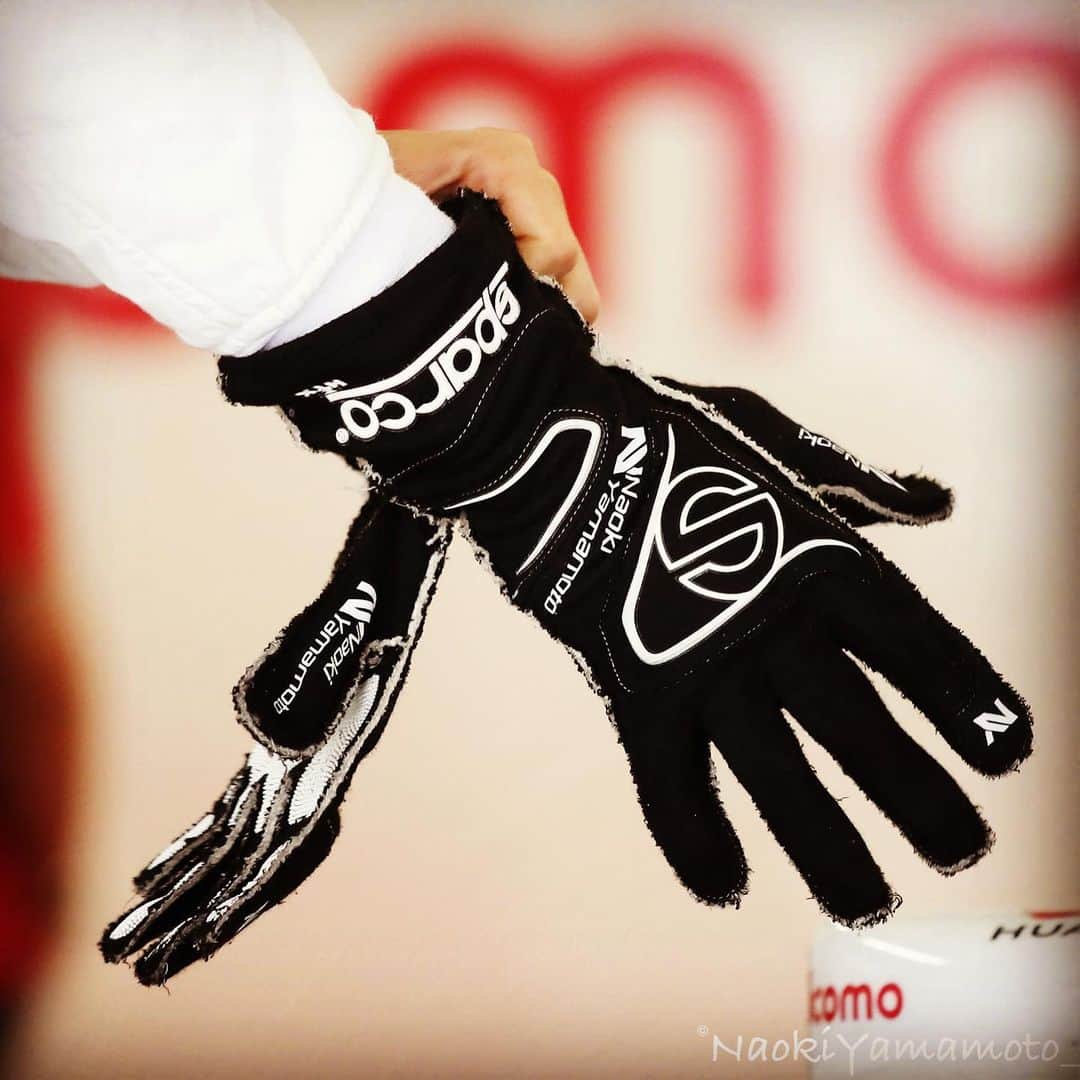 山本尚貴のインスタグラム：「レーシングギア🧤🥾 My racing gears. . . . #グローブは @sparco_official  #シューズは @ompracing  #プリントは @autista.ad2at9  #九谷田さんいつもありがとうございます #人差し指にもさりげなくNY #隠れミッキー的なもの作ろうかな😜 #そもそもアピールしたいのに隠しちゃダメか🙅‍♂️笑」