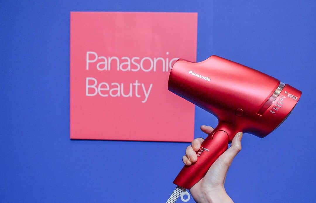 Locariのインスタグラム：「パナソニックビューティのヘアードライヤー「ナノケア」がこの秋さらに更に進化して登場🧡﻿ ﻿ それを記念して22日に行われたイベントでは、モデルでタレントの河北麻友子さんが登場✨﻿ 実際に使用された河北さんは、﻿ 「今までのナノケアでもとても満足していたけど、新製品はうるおい感が全然違う」と驚いた様子でした。﻿ ﻿ ﻿ ☆ 「ナノケア」EH-NA0Bの魅力☆﻿ ☑︎ 驚きの水分発生量、 高浸透「ナノイー」﻿ ☑︎ 内側までうるおう﻿ ☑︎ なめらかな指通り﻿ ☑︎ 速く、美しく乾く﻿ ☑︎ 5つのモードで、地肌から毛先、お肌まで美しくケア﻿ ﻿  9月上旬発売予定﻿ ヘアーケアドライヤー「ナノケア 」EH-NA0B﻿ 2色 オープン価格﻿ ﻿ ﻿ ﻿ #ナノイーは新世代へ#ドライヤー#ナノケア#Panasonic#パナソニック#ヘアケア#速乾#ビューティーケア#美容家電#美容家電好き #ヘアケア用品 #ヘアケアグッズ #美容 #美容好きな人と繋がりたい #美容好き ﻿#パナソニックビューティ」