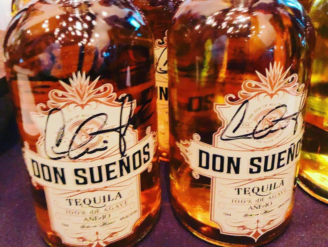 KOHSHIさんのインスタグラム写真 - (KOHSHIInstagram)「皆さん‼️本日7月24日はテキーラの日ですよ🇲🇽 先日、それを記念したイベントへ行って参りました。 テキーラメーカー「Don Suenos」の共同経営者に就任したチャーリーシーンさんや、テキーラ友達のイマルちゃんと📸 今夜はテキーラで乾杯しましょう🌵 Saluuuuuuuud🤙🤙🤙 #tequiladay#charliesheen#donsuenos#imaru#salud#tequilaojisan#majorleague#gogodrinkers」7月24日 17時22分 - kohshi_flow