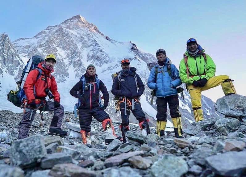 のインスタグラム：「Bremont ambassador @nimsdai has summited K2, the first to summit the deadly mountain this season with the Bremont Project Possible team. While most teams attempting this peak aborted their climbs due to dangerous conditions, Nims defied odds to lead his fixing team to open the route to the summit.  This is his 10th peak so far in his challenge ‘Bremont Project Possible’. Stay tuned for more. . . . #bremontprojectpossible #K2 #nimsdai #14/7 #summit @thrudark」