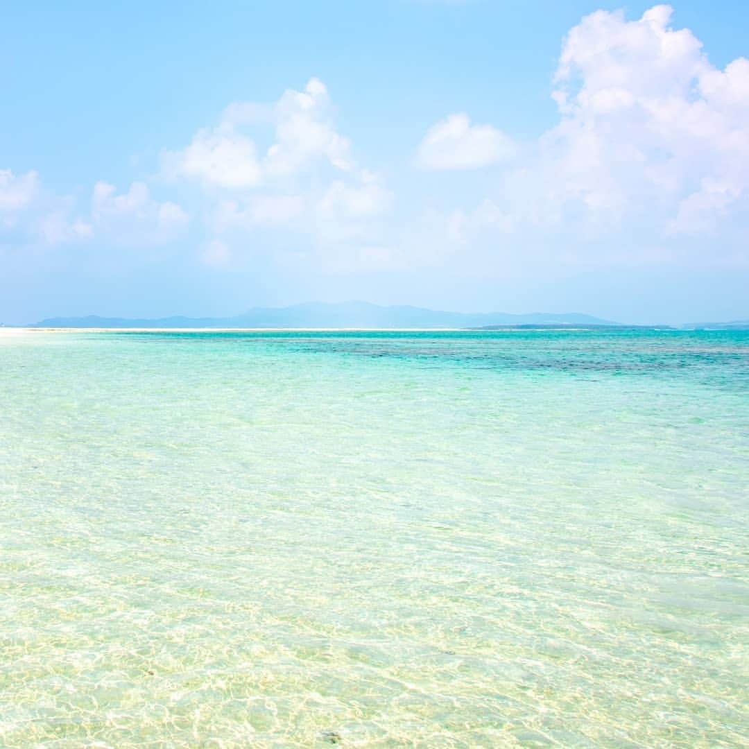 レンズアップルさんのインスタグラム写真 - (レンズアップルInstagram)「.⁣⁣⁣⁣ 🏖夏休みに行きたい！絶景ビーチをご紹介🏖⁣ ⁣⁣⁣ 沖縄の離島「久米島」の観光スポットとして有名な「はての浜」。⁣ 真っ白な砂浜の美しさと360°エメラルドグリーンの海は絶景です。⁣ ⁣ ⁣ 📌沖縄・久米島⁣ 住所：沖縄県島尻郡久米島町⁣ ⁣⁣⁣ #観光 #インスタ映え #沖縄 #久米島 #絶景 #はての浜 #海が好き #okinawa #beach #japan #夏旅 #レンズ越しの私の世界 #旅行好きな人と繋がりたい #国内旅行 #女子旅 #女子旅行 #旅女子 #旅好き女子 #triptojapan #パレンテ #レンズアップル #WAVE #コンタクトレンズ #コンタクト #コンタクトデビュー #カラコン #カラコンレポ #レンズアップル大宮店 #レンズアップル千葉店 #beautifulview」7月24日 17時23分 - lensapple