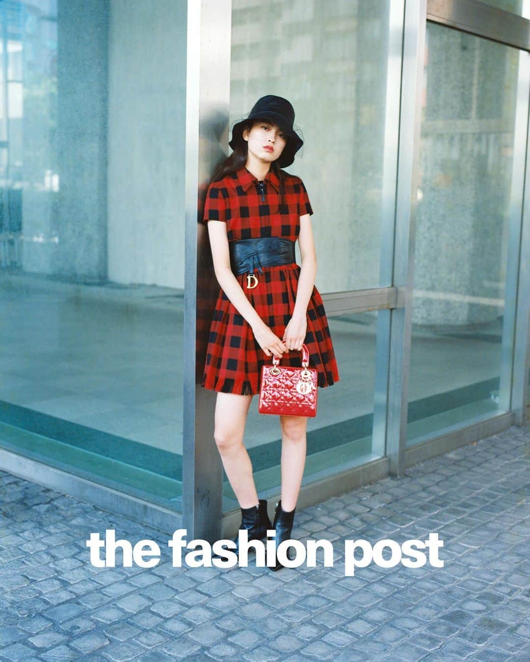 The Fashion Postさんのインスタグラム写真 - (The Fashion PostInstagram)「Dior with Mizuki Kayashima 『茅島みずきと DIOR (ディオール) vol.3』  DIOR (ディオール) の歴史で脈々と受け継がれてきたエレガンスの系譜。アーティスティック ディレクターの Maria Grazia Chiuri (マリア・グラツィア・キウリ) は、そのエレガンスに新たな解釈を吹き込んでいく。2019-20秋冬 プレタポルテ コレクションで彼女が生み出したのは、DIOR 流”テディ・ガール”。1950年代に一大ムーブメントを引き起こした英国を代表するサブカルチャーのひとつ”テディ・ボーイ”のガールフレンドを現代に甦らせた。かつて Christian Dior (クリスチャン・ディオール) もそうであったように、英国カルチャーに息づくエレガンスと反逆という相反するようで互いに惹かれ合うその関係に Maria Grazia Chiuri も魅せられたのだ。若手女優の登竜門として知られるポカリスエットのCMに起用され、期待の新星として一躍脚光を浴びた女優・茅島みずき。弱冠15歳ながらも、抜群のプロポーションと端正な顔立ちでクールビューティーと評判の美少女だ。そんなギャップが魅力の彼女と一緒に DIOR の最新ルックをお届けします。  第3週目は、英国のサブカルチャーを彷彿させるチェックを主役にしたやんちゃな”テディ・ガール”スタイルにフォーカス。若々しくカジュアルになりがちなブロックチェックも、ワントーンにまとめて小物で味付けすればたちまちファッションフォワードなスタイルに。なんといっても万能に活躍してくれる「サドル」モチーフのベルトは強い味方になってくれること間違い無し。注目したいのは、ショーでも一際目を引いた「トワル ドゥ ジュイ」。1947年よりメゾンで愛用されてきたテキスタイルであり、DIOR を語る上で欠かすことのできないアーカイヴモチーフのひとつだ。Maria Grazia Chiuri によってアップデートを重ねている「トワル ドゥ ジュイ」だが、今回はフラミンゴやカメレオン、サボテンなどが新たに描かれ、より刺激的な装いへ。デッサンのようにラフな線画の「トワル ドゥ ジュイ」も「LADY DIOR」となって登場。一見シンプルにみえて、目をこらすと繊細なビーズのエンブロイダリーが施された贅沢な逸品だ。  model: mizuki kayashima @mizukikayashima_official photographer: yuto kudo @youtojah videographer: mitch nakano @mitchnakano stylist: tomoko kojima @tomokojima__ makeup: masayo tsuda @masayo.tsuda_makeup hair: nori takabayashi @noritakabayashi writer: manaha hosoda @manaha_hosoda editor: daisuke yokota @daiskey﻿  #TFP #TheFashionPost #茅島みずき #DIOR #ChristianDior #ディオール #LADYDIOR #MariaGraziaChiuri #photooftheday #fashion #photography #instaphotography #instaphoto #fashionphoto #fashionphotography #fashioneditorial #tokyomodel #tokyofashion」7月24日 17時33分 - tfpjp