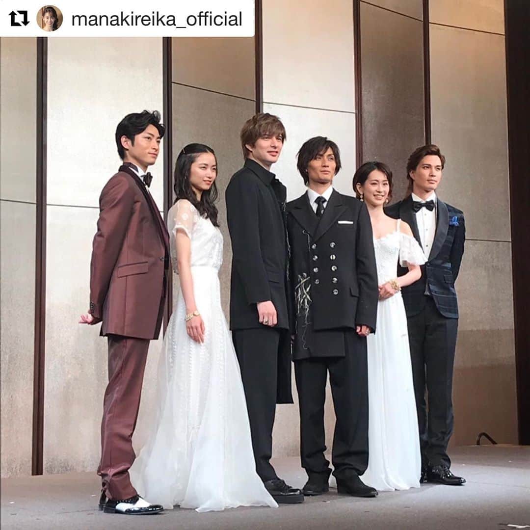 NOVARESE Dress Officialさんのインスタグラム写真 - (NOVARESE Dress OfficialInstagram)「#テンパリーロンドン のドレスがとてもお似合いのお二人 #愛希れいか さん @manakireika_official 、#木下晴香 さん  #Repost @manakireika_official with @get_repost ・・・ . 今日は「ファントム」の製作発表をさせて頂きました！！ . クリスティーヌ役は私にとって、新たな挑戦です…。 精一杯心を込めて演じたいと思います。 どうぞ宜しくお願い致します！  #ファントム #城田優 さん #加藤和樹 さん #木下晴香 さん #廣瀬友祐 さん #木村達成 さん #愛希れいか #クリスティーヌ #げきかわはるかちゃん ❤️ #一緒に写真とったよ 😚  ステキなお衣装は… Instagram @novaresewedding Twitter @NOVARESEwedding  Facebook @NOVARESE.wedding」7月24日 17時25分 - novaresewedding