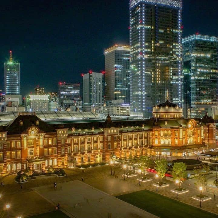 ANAのインスタグラム：「現代と過去が交差する都市✨ （Photo：@treasure_photograph）  #東京 #あと1年 #東京駅 #東京駅舎 #駅舎 #赤レンガ #高層ビル #夜景 #灯り #丸の内 #丸の内駅前広場 #日本の風景 #anaタビキブン #tokyostation #tokyo #station #cityscape #marunouchi #japantrip  #ana_jp  旅の思い出は「#anaタビキブン」をつけて投稿してね📷インスタやANAの各メディアでご紹介していきます🌟」