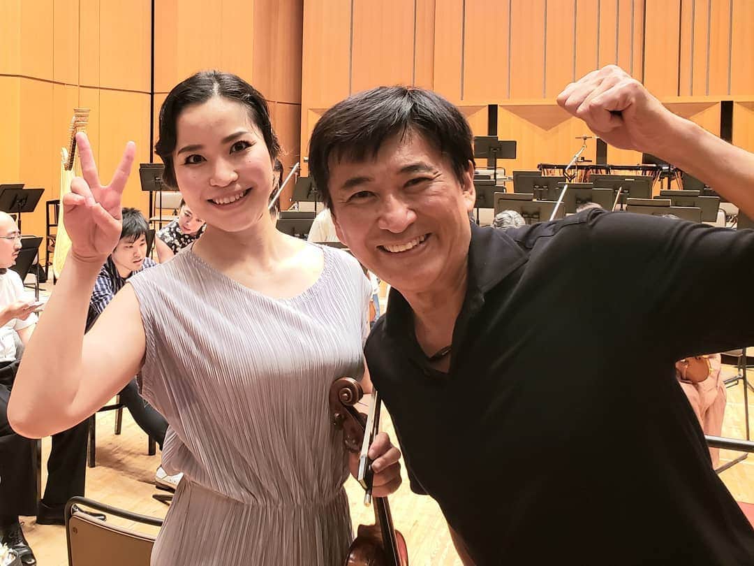 藤岡幸夫のインスタグラム：「７/２６(金)東京シティフィル定期の２日目リハ終了！神尾真由子さんのピアソラはテンポ、ダイナミックス他コントラストの幅が予想以上に強烈でエキサイティング！凄いです！本番どうなるんだろ…。シティフィルはウォルトン、シベリウスも素晴らしいテンションで本番楽しみ。  20歳以下1000円  30歳以下2000円  東京シティフィル 03 5624 4002」