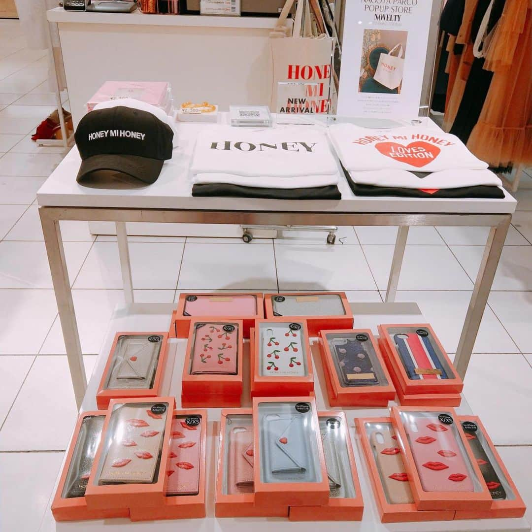 名古屋パルコさんのインスタグラム写真 - (名古屋パルコInstagram)「【LIMITED SHOP】 西館 1Fに「HONEY MI HONEY」が期間限定オープン🎀 . “毒のあるガーリー”スタイルを提案するブランド。 ファッションコンシャスな女性に発信するアイテムは素材やディテールにこだわった、独創的でありながらデイリーユースにおけるスタイルで構成されており、甘いけど甘すぎない、セクシーなラインナップで多くのファッションラバーにお届けします。 . 今回は新作以外にSALEアイテムもご用意！ . 16,200円以上お買い上げでオリジナルトートバッグをプレゼント🎁 数量限定なのでお早めに！ . 期間：7/24(水)～7/30(火) 場所：西館1F 特設会場 . #HONEYMIHONEY #ハニーミーハニー #ガーリーコーデ #ガーリーファッション #girly #名古屋パルコ #名古屋PARCO #nagoyaparco #名古屋 #nagoya #栄 #矢場町」7月24日 17時34分 - parco_nagoya_official