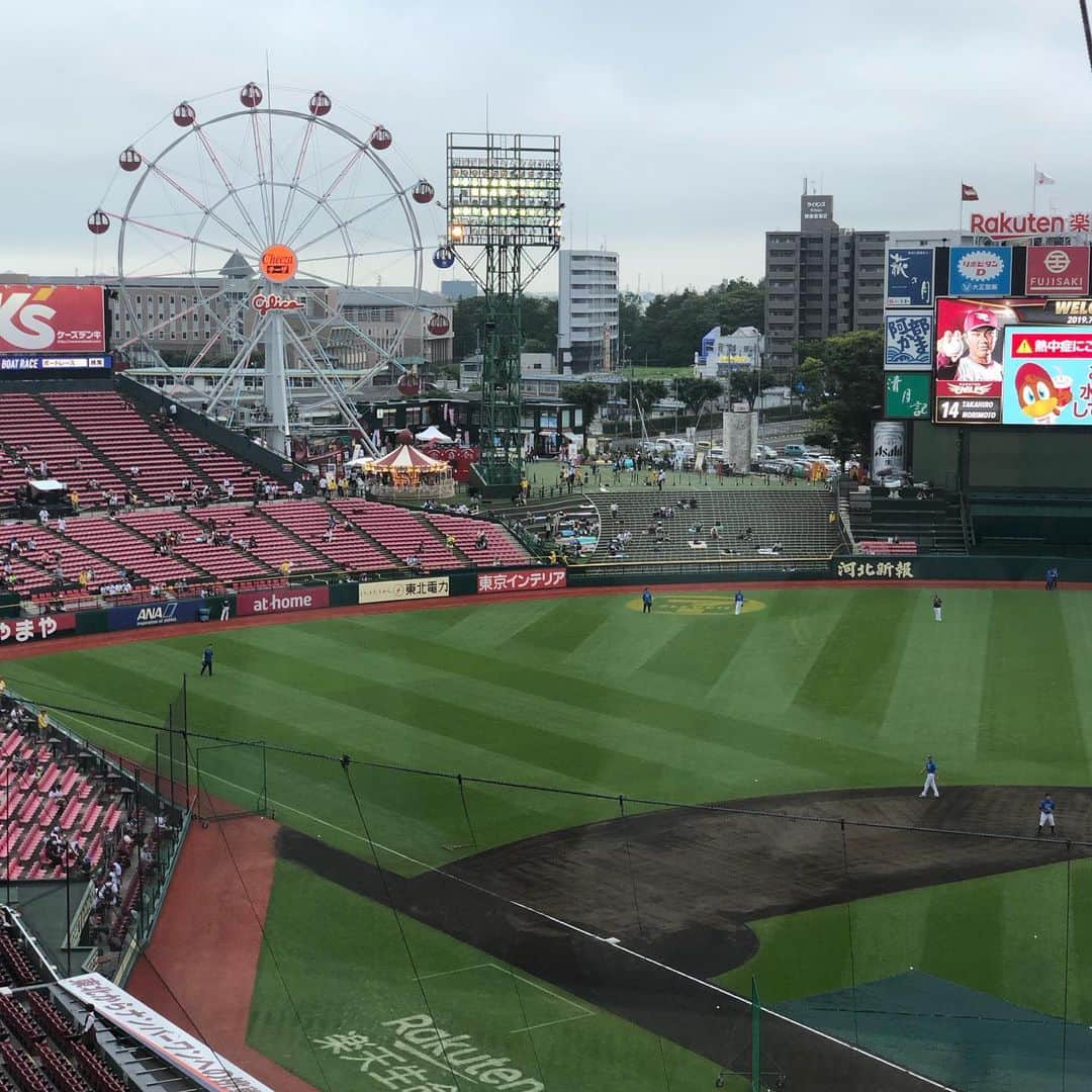 和田 一浩のインスタグラム：「今日は楽天生命パークで楽天イーグルスVS西武ライオンズ戦をBS1で放送します。塚本アナウンサー。岸弁当を食べました。 #楽天生命パーク #楽天イーグルス #西武ライオンズ #NHKBS1 #和田一浩」