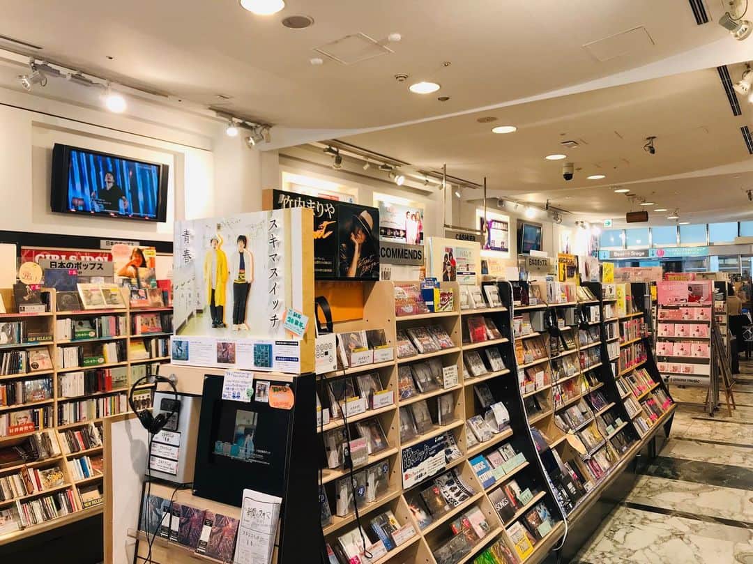 のインスタグラム：「. 銀座本店の、CD/DVD売場(B1/1F/2F)は8/1(木)より4Fに移転リニューアルオープンいたします☺️✨ B1/1F/2Fでの営業は本日7/24(水)までとなります。 改装前の最終日、ぜひご来店ください🌷 . . これまでご来店いただいたすべてのお客さまに感謝を。 そして8/1(木)からもどうぞよろしくお願いいたします。 . . なお7/25(木)～7/31(水)の期間、ご予約商品などのお渡しは1F店頭となります。 . . #yamanomusic #tokyo #ginza #山野楽器 #山野楽器銀座本店 #音楽 #CD #映像」