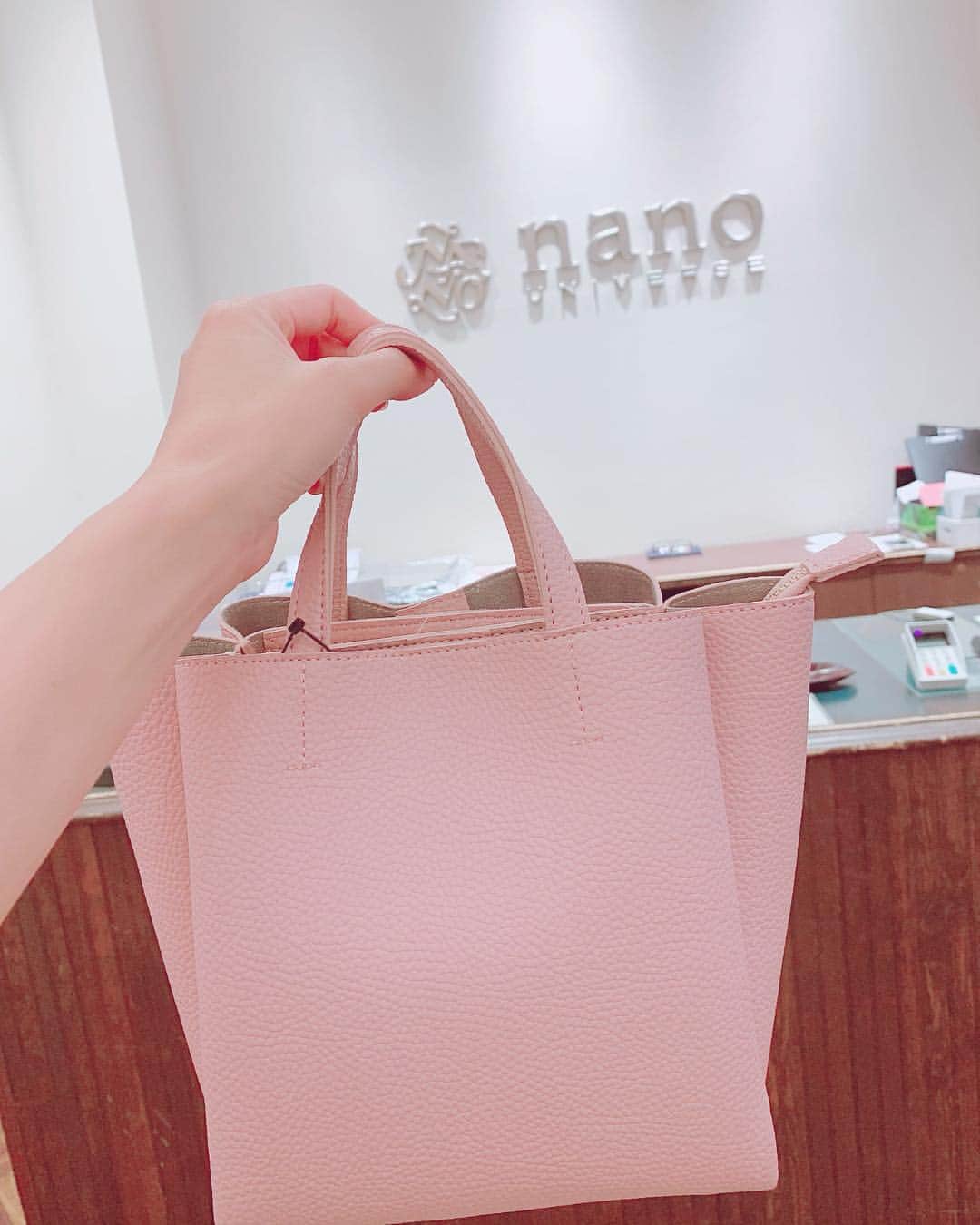 のインスタグラム：「＠nanouniverse  #かわいい #ピンク の #バック を 買いました〜^ ^💕 小分けされててたくさん入るし、ショルダーまでついてました(^^) いろいろなピンクがあるけど、すごく合わせやすいピンクでと〜っても気に入ってます☺️😋💓 #nanouniverse  #instagood #photooftheday #fashion #beautiful #happy #cute #followme #fun #me #japan #love #ootd #bag  #セントフォース #フリーアナウンサー #ミス日本 #相沢礼子 #ありがとう」