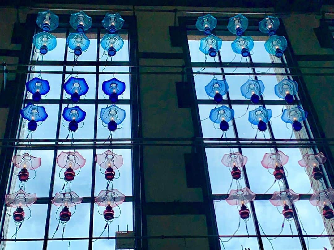 牛窪万里子さんのインスタグラム写真 - (牛窪万里子Instagram)「小樽駅の窓ガラスに沢山の美しいランプ。  #小樽 #小樽駅 #駅舎の窓ガラスが美しい #北一硝子のランプ  #北海道 #hokkaido  #otaru」7月24日 17時44分 - mariko_ushikubo