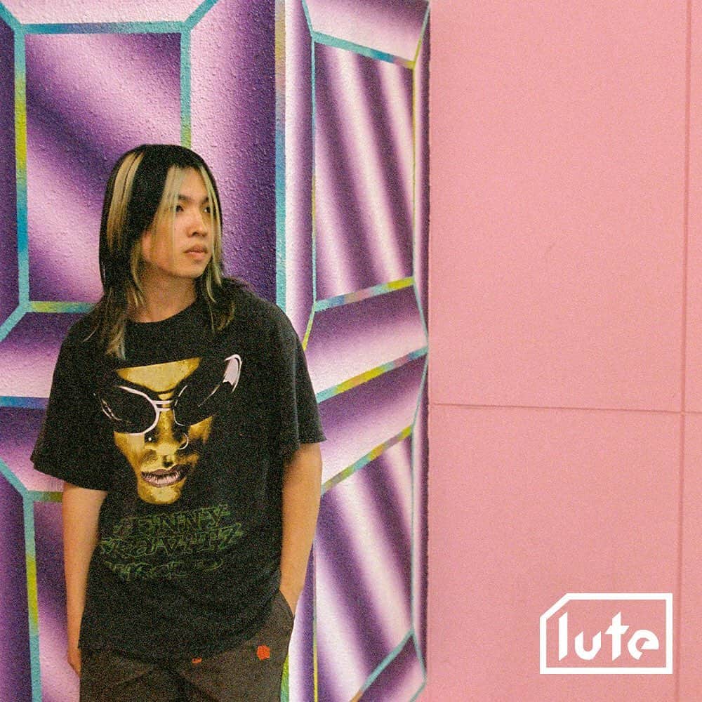 lute / ルーテのインスタグラム：「【 #lute COVER ARTIST】 東京を中心に活動するDJ/designerのsathi(@yuto_otk)が登場📺 最新のTRAPをはじめテクノやロック、さらにはボリウッドと個性的なmixが特徴。visionやharlem、wombなどの大型イベントにも出演する傍らブランドのポップアップストアやアンダーグラウンドな小箱に出演したりと、その活動は多岐にわたる。 またotakustreetwear名義(@otakustreetwear)でTシャツを展開しており、制作から販売まで全てを1人で行なっている。 . 左にスワイプしてね👆 . . Photo by @daichi__cam . . #lute #lutemedia #music #sathi #otakustreetwear」