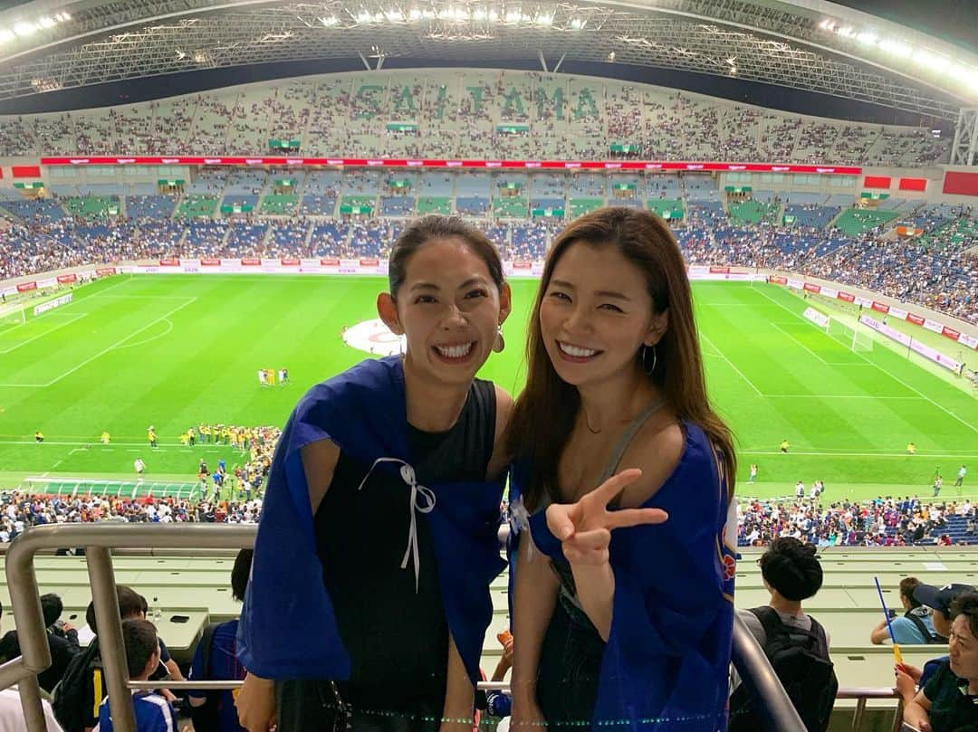 陽菜えみるさんのインスタグラム写真 - (陽菜えみるInstagram)「. . ❤️⚽️FC Barcelona❤️ 💙🏴󠁧󠁢󠁥󠁮󠁧󠁿Chelsea FC⚽️💙 . 裕子に誘ってもらって バルサチェルシーの プレシーズンマッチへ‼️‼️ . 海外サッカーを 生で観たのは初めてで🥅✨✨ 日本のスタジアムだけど 場所が普段と違ってみえるくらい 雰囲気もガラッと違う😳😆 . サポーターの応援や歌もないので 静けさの中にたまに歓声📣 みんな試合へ集中してる感じ ボールに釘付けな感じが スタジアム全体から凄く伝わる⚽️✨✨ 席はだいぶ上の方でしたが 球を蹴る音が聞こえそうなくらい(笑) . 海外のレベルの高さを 目の前で魅せられて より現地で観てみたい気持ちが‼️‼️ スペイン行きた〜い✈️🇪🇸⚽️✨✨ . . #サッカー #蹴球 #サッカー好き #サッカー好きと繋がりたい  #サッカースパイク #アシックス #サッカーボール #サッカー女子 #チェルシー #チェルシーfc #生チェルシー #プレミアムリーグ #バルサ #バルセロナ #バルセロナfc #リーガエスパニョーラ #生バルサ #フットサル #フットサル女子 #スポーツ #スポーツ好き #スポーツ女子 #アクティブ #アクティブ女子 #chelsea #chelseafc #barcelona #barcelonafc」7月24日 17時46分 - emiru_haruna