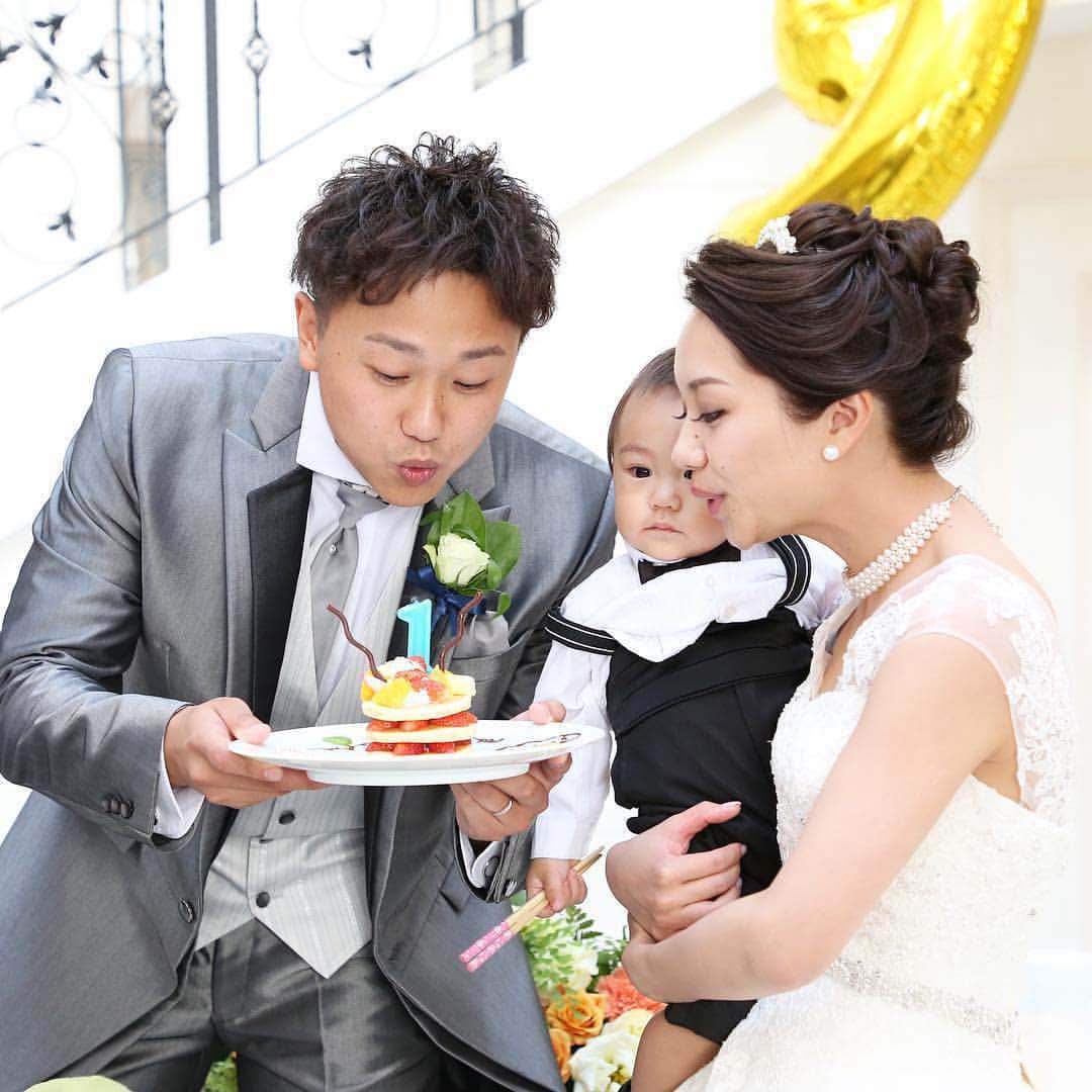 ホテルモントレウェディング【公式】 のインスタグラム：「♥ ￣￣￣￣￣￣￣￣￣￣ @montereyweddingをフォローして 『 #モントレ花嫁 』『 #ホテルモントレ』の タグをつけて投稿してくださいね＊*. . ゲストへお披露目を兼ねて お子様ご誕生後のパーティーもおススメ✧ 和やかなパーティーに♡ . ◆ホテルモントレ公式HPはこちら* https://www.monterey-wedding.jp . #モントレ #モントレ花婿 #プレ花嫁 #卒花 #weddingdress #プラコレ #ウエディングニュース #marryxoxo #wedding #dress #結婚式場 #日本中のプレ花嫁さんと繋がりたい #ブライダルフェア #結婚式 #パーティ #披露宴 #2019年春婚 #2019年夏婚 #2019年秋婚 #2019年冬婚 #ホテルウェディング #dressy花嫁 #marry花嫁  #weddingparty #flower #パーティー #ウェディングドレス」