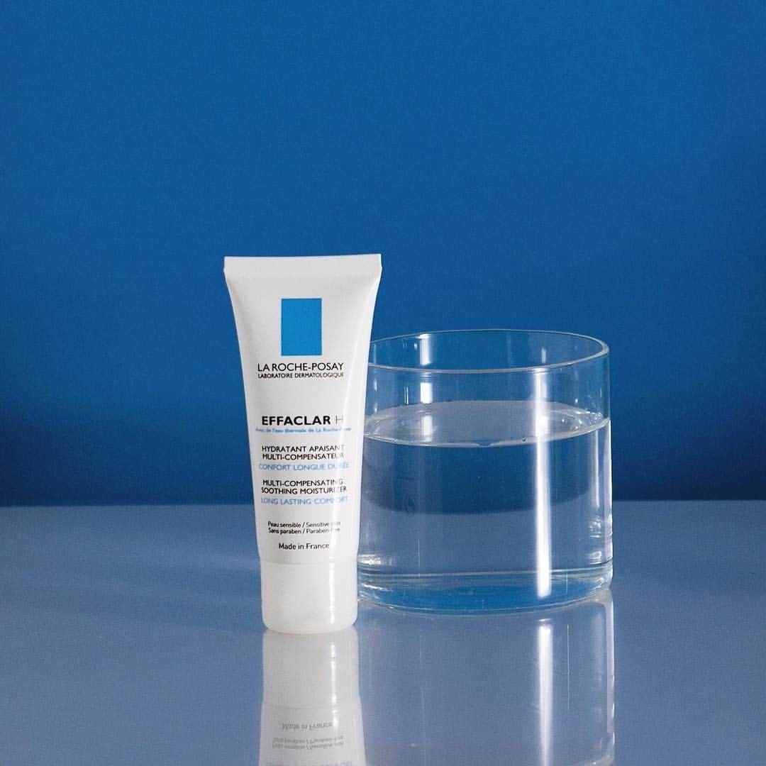 LA ROCHE-POSAY JAPAN ラロッシュポゼのインスタグラム：「. ＼ニキビの時に日やけ止めを塗っても大丈夫?／ . みなさん、ニキビができているときに日やけ止めを塗っていますか? ニキビの上には何も塗りたくない、、！という方も多いかと思いますが、皮膚科医の先生によると 実はニキビがあるときこそしっかりと日やけ止めを塗る必要があるとのこと。 . なぜなら、ニキビができている部分は炎症によって、色素沈着がしやすい状態で、紫外線にさらされるとさらにそれが進んでしまうからです。 . ニキビへの刺激を気にして日やけ止めを使わないのではなく、低刺激設計のものでニキビのもとになりにくい、ノンコメドジェニックの日やけどめで紫外線から守るほうがよいとのこと。 . 正しいスキンケアですこやかな肌をはぐくんでくださいね♪ . #ラロッシュポゼ #乾燥肌 #敏感肌 #低刺激設計 #敏感肌コスメ #スキンケア #ドクターズコスメ #友利新先生 #ニキビ」