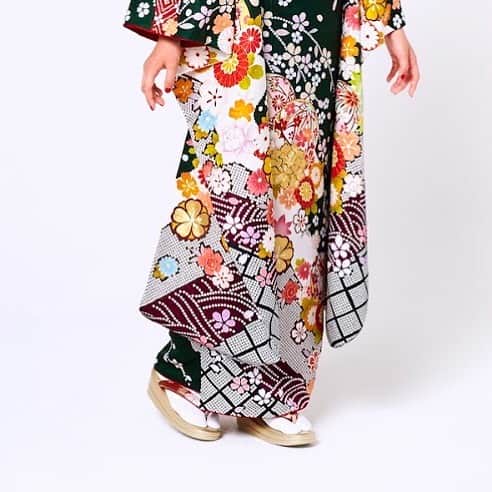 京都きもの友禅【公式】さんのインスタグラム写真 - (京都きもの友禅【公式】Instagram)「クールで凛とした女性に✨  深緑の振袖で落ち着いた大人の女性を演出。 上品でクールな一着🌹  model #丸山蘭奈 @rana_maruyama  振袖振袖コーデ、ヘアアレンジをもっと見る→@kimono_yuzen ・  #京都きもの友禅 では 🎁親子でご予約来店のお客様 もれなく全員にDIORコスメプレゼント🎁！ 詳しくはプロフィールに記載してあるURLをクリック✅ ・ ＿＿＿＿＿＿＿＿＿＿＿＿＿＿＿＿＿＿＿＿＿＿＿＿＿ 振袖選びは早めがお得🌈💙 余裕を持って早めに選ぶと特典が沢山あるんです…!! 京都きもの友禅では  #ハタチは一生もの をコンセプトに 成人式のヘアメイク・着付け無料💅🏽 前撮り記念写真・着付け無料💖👘 卒業式での袴レンタル無料🎓 and more... などなど、  成人式前〜アフターサービスまで全力でサポート！！ ※対象条件がございますので、特設サイトをご覧ください。 ・ 7/27〜はDiorコスメを親娘ペアでご予約来店の方にプレゼント🎁アフターフォロー特典が盛りだくさんの振袖フェアの詳細は、  @kimono_yuzen 👉プロフィール欄からご覧いただけます。 プレゼントは数に限りもございますので、お早目のご来店予約をお待ちしています😌！ ・ ・ ＿＿＿＿＿＿＿＿＿＿＿＿＿＿＿＿＿＿＿＿＿＿＿＿＿ #京都きもの友禅 #京都 #きもの #着物 #kimono #振袖 #振袖選び #振袖帯 #個性 #着物コーディネート  #振袖前撮り #振袖メイク #振袖帯結びアレンジ #着物アレンジ #振袖フェア #ふりそで  #振袖選び #クール振袖 #緑振袖 #ヘアアレンジ #帯アレンジ #親子振袖 #ママ振袖 #着物コーディネート #振袖カタログ #振袖着付け #着物レンタル #卒業袴レンタル #成人式  #成人式振袖」7月24日 17時59分 - kimono_yuzen