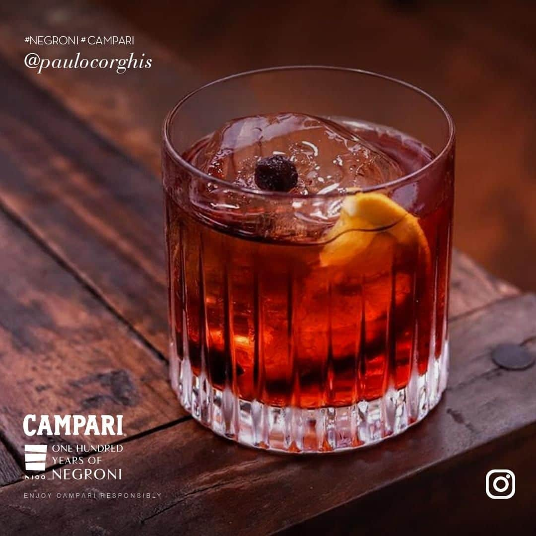 Campari Japanさんのインスタグラム写真 - (Campari JapanInstagram)「@paulocorghis の100周年記念のスペシャルネグローニ ツイストは、誰よりもネグローニを感じさせる温かいアロマの香りと甘さのバランス絶妙にミックスしたカクテルを創作しました。貴方は、ネグローニ をどうツイストしますか？⁠ ⁠ #CAMPARI #アペリティーボ #カンパリレッド #Negroni #ネグローニ #イタリア #カクテル #cocktail #mixology #ミクソロジー #ミラノ #drinks #食前酒 #カンパリ  #N100 #100周年 #お酒 #お酒好き #バーテンダー #bar  #レシピ #ネグローニツイスト」7月24日 18時00分 - camparijapan