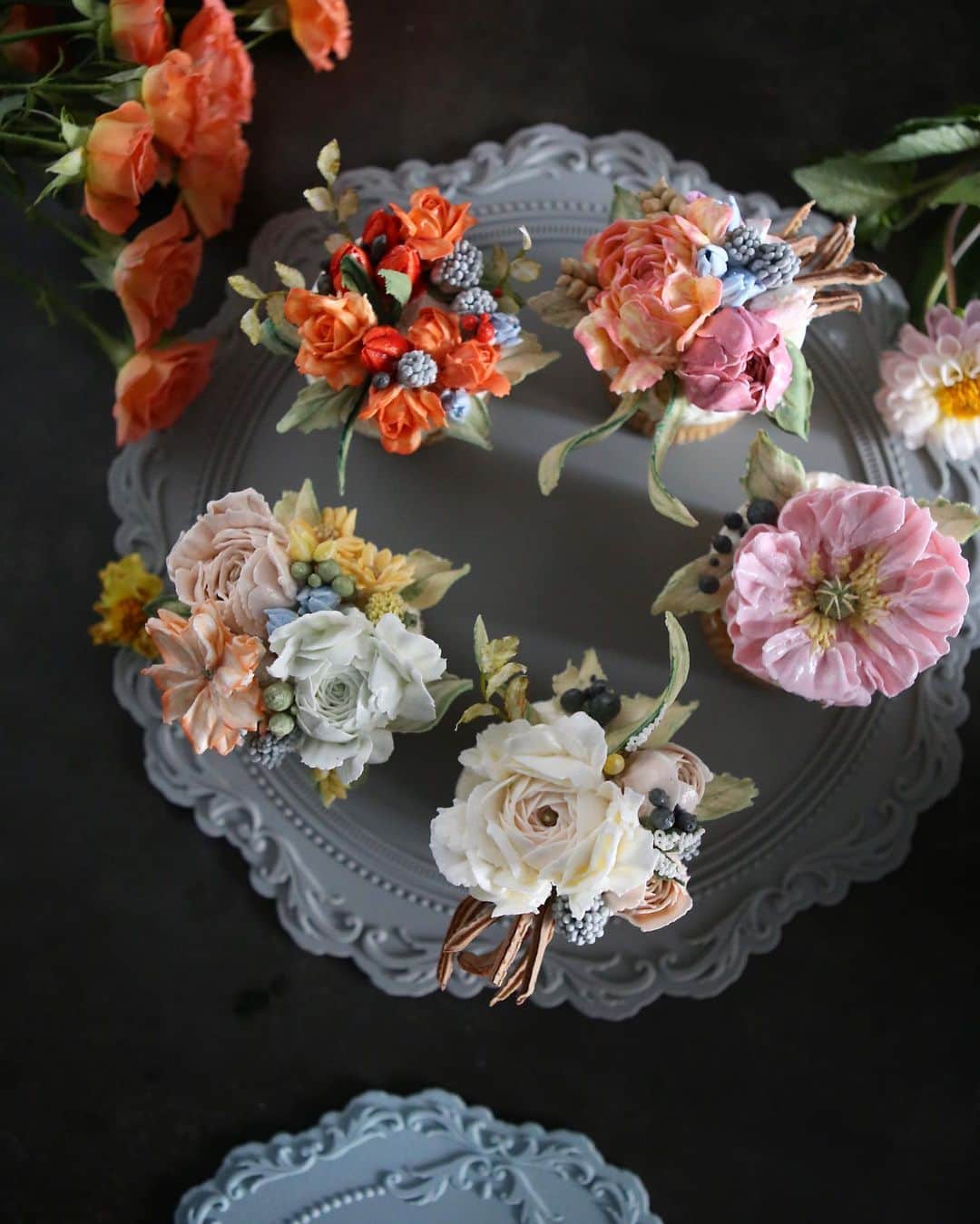 청담 수케이크 (atelier soo)さんのインスタグラム写真 - (청담 수케이크 (atelier soo)Instagram)「ㅡ 다시국내수업에집중하기 기초반 알찬4주. 판매용으로 충분히.예쁘게사용할수있는 꽃들을 다룹니다.  판매를곧시작할어여쁜.선생님 ❣️ wedding cupcake  A- course. Basic  ㅡ #flower #cake #flowercake #partycake #birthday #bouquet #buttercream #baking #wilton #weddingcake ㅡ www.soocake.com vkscl_energy@naver.com」7月24日 17時52分 - soocake_ully