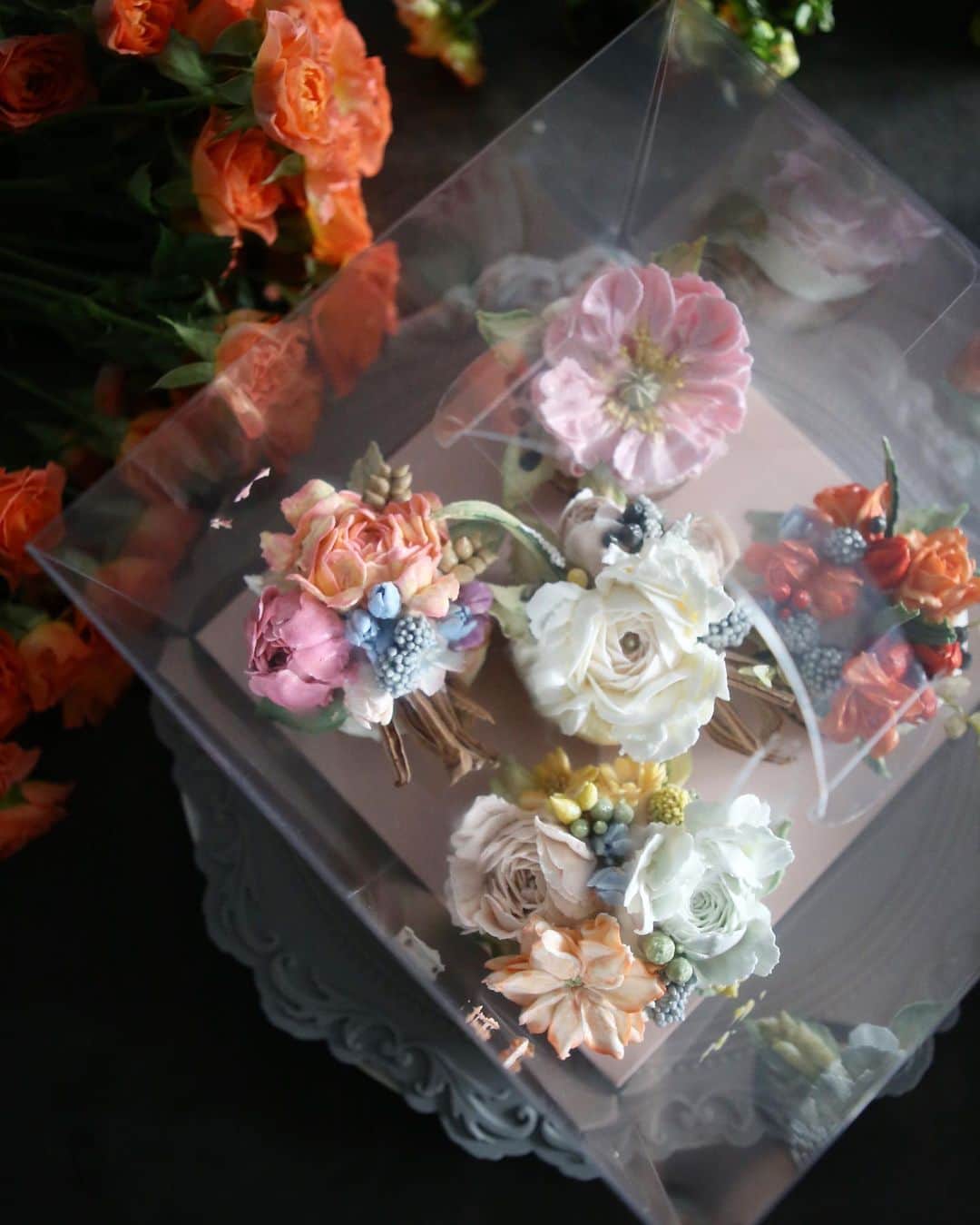 청담 수케이크 (atelier soo)さんのインスタグラム写真 - (청담 수케이크 (atelier soo)Instagram)「ㅡ 다시국내수업에집중하기 기초반 알찬4주. 판매용으로 충분히.예쁘게사용할수있는 꽃들을 다룹니다.  판매를곧시작할어여쁜.선생님 ❣️ wedding cupcake  A- course. Basic  ㅡ #flower #cake #flowercake #partycake #birthday #bouquet #buttercream #baking #wilton #weddingcake ㅡ www.soocake.com vkscl_energy@naver.com」7月24日 17時52分 - soocake_ully