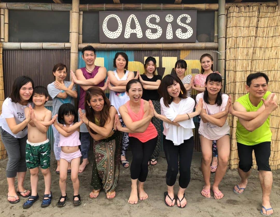 のインスタグラム：「【ビーチヨガ 2019 】 7/20 土曜日 無事に開催することができました🏖  ご一緒頂いた皆様、毎年ご協力頂きます海の家 オアシスさん、スタッフ皆様、マイホーム ブーサングありがとうございます💓  数年前に、1人でビーチヨガを始めてからこのようにたくさんのご縁を頂き屋根があり、着替え場所もあるこんな快適な場所でビーチヨガが開催できる。感謝しかないです。  ありがとうございます💓  今年は長雨が続き皆様お天気を心配してくださってましたが、無事開催できました🙏  当日は曇り空で小雨が降ったりしましたが、程良い気温の中で過ごせました😊  雲の向こうにうっすら太陽の光が☀️見えたり😃  自分自身が静まると、波の音が一層響いて、風が肌を触れる感触を感じられたり、潮の匂い、砂浜の感触…  話しながら、美味しいご飯を食べながら、音楽聴きながらの、『〜しながら』の海ももちろん楽しい時間だけど、【何もせず、ただ今感じるものを静かに味わう】そんな海の時間もとても良いです💓  私は両方の過ごし方が好きです❤️ 次回は、8月10日土曜日に開催いたします。  増席を致しまして、あと数席お席ありますので是非ともご参加お待ちしております😃🙏 #藤代有希 #ユキ #ヨガ #ヨーガ #ビーチヨガ #yoga #beachyoga #meditation #メディテーション #マインドフルネス #葉山 #海の家 #オアシス #森戸海岸 #調和 #アーシング #ヨガインストラクター #ボディバランストレーナー」