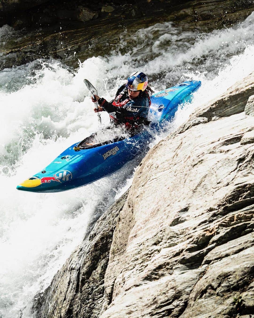 レッドブルさんのインスタグラム写真 - (レッドブルInstagram)「what you think your week is going to be like 😎 vs what your week is actually like 😳 🏃‍♀: @nourianewman 📸: @graememurraynz & @domdaher @redbulladventure #redbull #givesyouwings #kayak #adventure #waterfall #humpday」7月24日 17時55分 - redbull