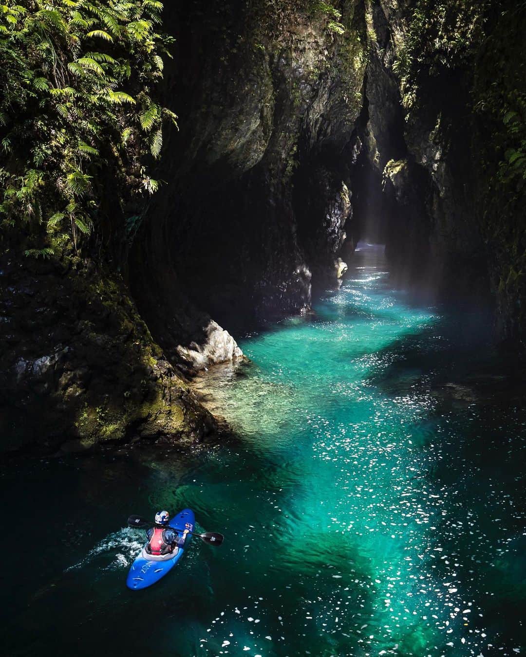 レッドブルのインスタグラム：「what you think your week is going to be like 😎 vs what your week is actually like 😳 🏃‍♀: @nourianewman 📸: @graememurraynz & @domdaher @redbulladventure #redbull #givesyouwings #kayak #adventure #waterfall #humpday」