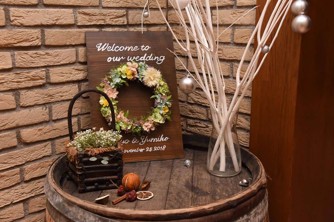 ヴィラデマリアージュさいたまのインスタグラム：「—Party Report— . “Picnic” Ryo & Yumiko’s wedding . おふたりの人柄や感性から マリアージュコーディネーターが ご提案させていただいたコンセプト . . 南フランスの街中で、ゲストの皆様と一緒に ピクニックを楽しんでいるように . 街には自転車やガーランド . お花で溢れたバスケットも置いて ゲストをお迎えしました . 披露宴会場へ続くロビーには お手作りのお二人らしい装飾で ゲストの皆様に思い出のお写真を撮って頂きました . おふたりとゲストが 近い距離感で、最高の笑顔が溢れる あたたかい一日となりました Bon Mariage! . . . #villasdesmariages#ヴィラデマリアージュ#ヴィラデマリアージュさいたま#結婚式レポート#結婚式場#ウェディング#wedding#ブライダルフェア  #式場見学#大宮結婚式場#結婚式場探し#式場探し#南フランス #ウェディングネーム#weddingname#コンセプトウェディング#プレ花嫁#プレ花嫁準備#プレ花嫁さんと繋がりたい#卒花嫁#卒花嫁レポ#卒花嫁さんとも繋がりたい#weddingphotography#weddingphotos#weddingphoto#ウェディングフォト」