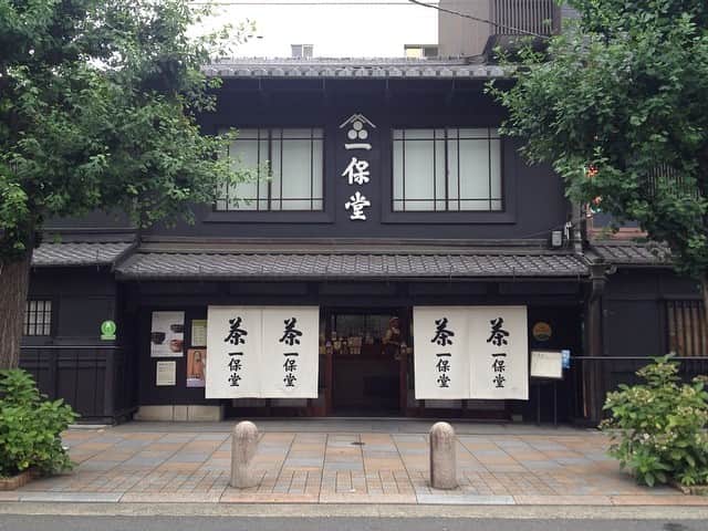 職人.comさんのインスタグラム写真 - (職人.comInstagram)「#創業三百年 の #お茶の老舗 、#一保堂 の本店は京都にございます。こちらの #いり番茶 が好きでたまに買いに行きます。カフェインがほとんど入っていないので、夜でも飲むことができます。『いり番茶は温かくしても、冷たくしても風味がよく、含まれるカフェインやタンニンの量も少なく、京都では特に「赤ちゃんや病気の方に良いお茶」と古くから愛され、伝えられています（公式サイトより抜粋）』とのことです。ぜひお試しくださいませ。 https://tinyurl.com/y57bq9jc （ #一保堂茶舗 オンラインショップ） https://goo.gl/maps/VaZWv68dda6foibKA （ #一保堂茶舗京都本店 ） @shokunincom  #職人ドットコム #京都 #京都市 #手仕事 #暮らしの道具 #そうだ京都行こう #暮らしを楽しむ #京都旅行 #京都巡り #京都観光 #京都散策 #京都散歩 #モノづくり #ものづくり #工芸品 #民芸 #民藝 #民芸品 #手工芸 #日本製」7月24日 18時09分 - shokunincom