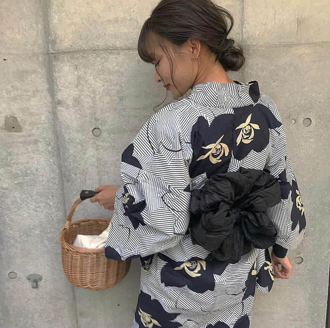 RiLiさんのインスタグラム写真 - (RiLiInstagram)「あなたはどれがお好み…？？👘💕【浴衣に合うヘアアレンジ】~💐💐 ..... 夏といえば、お祭り、花火大会🌛🌷など浴衣を着るチャンス💫が増えるよね💯最近は浴衣デイズニーする子も増えているみたい🎠せっかく特別な�浴衣day👗の日は髪型も【浴衣に合うヘアアレンジ】を💇🏻♀💘💭 美容師さんにお願いする時はドライフラワー🥀や自分の好きな髪飾りを持って行くとそれに合うかわいい💒🎟ヘアアレンジをしてくれるよ〜🐩セルフ派さんはインスタやネットで髪型を探すとたくさんあるから調べてみてね🐰🥕 もし後ろが見えなくて自分でやるのは難しい🛁って子は友だちとアレンジしあっても楽しいかも💘💐準備が整ったら、あとはインスタ映えな浴衣写真をたくさん撮ればカンペキ👑あなただけのかわいい思い出を作ってみてね🎠🏰💕 ❣ ❣ ❣ ❣ ❣ サイトやSNSで掲載させていただくお写真募集中😘📸 かわいいコーデやアイテム、注目スポットなどが撮れたら、ハッシュタグ→#rili_tokyo  を付けて投稿❗ ． Special Thanks💋 Photo by @cyocobi @miowing_03 @hachi_waka @suzuuu_065 @__mamico @miowing_03 @_rapunzelyuka.0302_ @mh.style_ @nanami_nstagram ． #夏 #夏コーデ #浴衣 #ヘアアレンジ #浴衣ヘアアレンジ #お祭り #花火大会 #お団子ヘア #編み込み #三つ編み #イベント #ブラウンコーデ #ベージュコーデ  #ワントーンコーデ #シンプルコーデ  #カジュアルコーデ #ガーリーコーデ #置き画 #置き画くら部 #今日のコーデ #コーデ #コーディネート #RiLi  #おしゃれさんと繋がりたい #お洒落さんと繋がりたい #ファッション #패션스타그램 #ootd #outfit」7月24日 18時01分 - rili.tokyo