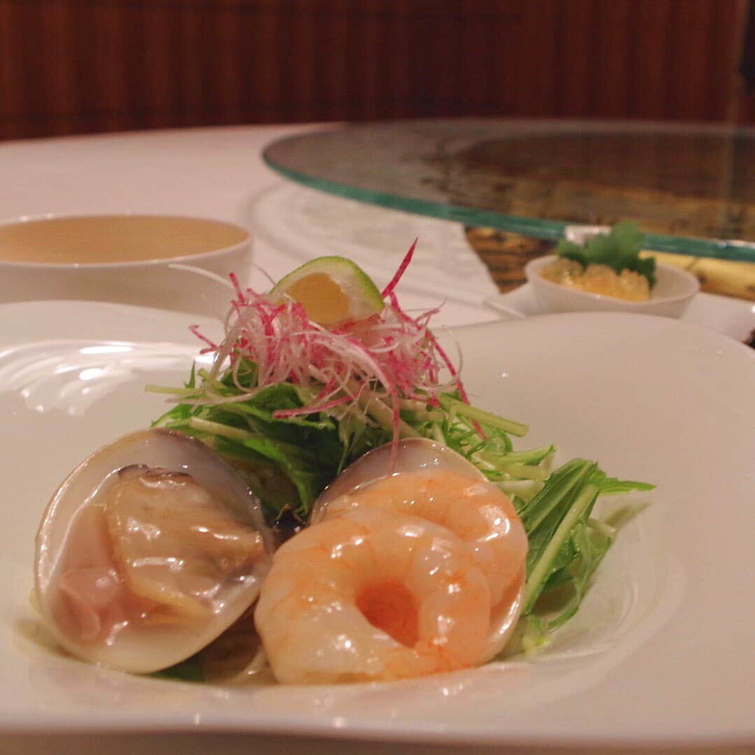 ロイヤルパークホテルさんのインスタグラム写真 - (ロイヤルパークホテルInstagram)「中国料理 桂花苑、夏の人気メニュー「涼麺」に「海老と蛤の冷やし麺」が仲間入り！濃厚な蛤の出汁を味わっていただけるよう、つけ麺スタイルでご用意いたしました。ご一緒に蛤や海老、野菜の食感もお楽しみください。お好みでカボスを絞り、爽やかな風味を味わうのもおすすめ♪「五目冷やし麺」と「冷やし担々麺」も引き続きお召し上がりいただけます。 At Chinese Restaurant KEI-KA-EN, we’re adding "Chilled Noodles with Shrimp and Clams" to our list of popular chilled noodle dishes this summer! Our chilled noodles come with a rich clam soup for dipping, so guests can enjoy the texture of clams, shrimp and vegetables together! For a refreshing twist, we recommend squeezing fresh Kabosu citrus fruit on top♪ And don’t forget about our regular favorites, such as chilled noodles with mixed veggies & meat, or our spicy Chinese noodles! #ロイヤルパークホテル #ロイヤルパーク #ホテル #水天宮 #人形町 #日本橋 #粋な街の意気なおもてなし #東京ランチ #東京グルメ #夏グルメ #たべすたぐらむ #涼麺  #冷やし麺 #冷やし坦々麺 #夏バテ #涼を求めて #涼しげ #royalparkhotel #royalpark #hotel #ChicTokyoStay #nihonbashi #tokyo #tokyotrip #tokyotravel #tokyolunch #tokyodinner #tokyofood #tokyofoodie #coldnoodles」7月24日 18時05分 - royalparkhotel.tokyo