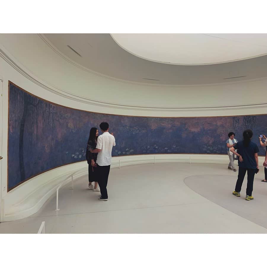 森田想さんのインスタグラム写真 - (森田想Instagram)「見渡す限り、至福の自然 日本で一度だけ見たことがあったけど今、 連作と合わせて見ると、見え方が全く違う。 モネ「睡蓮」の、間 の為の美術館 #museedelorangerie  #オランジュリー美術館」7月25日 5時00分 - kokoro_morita