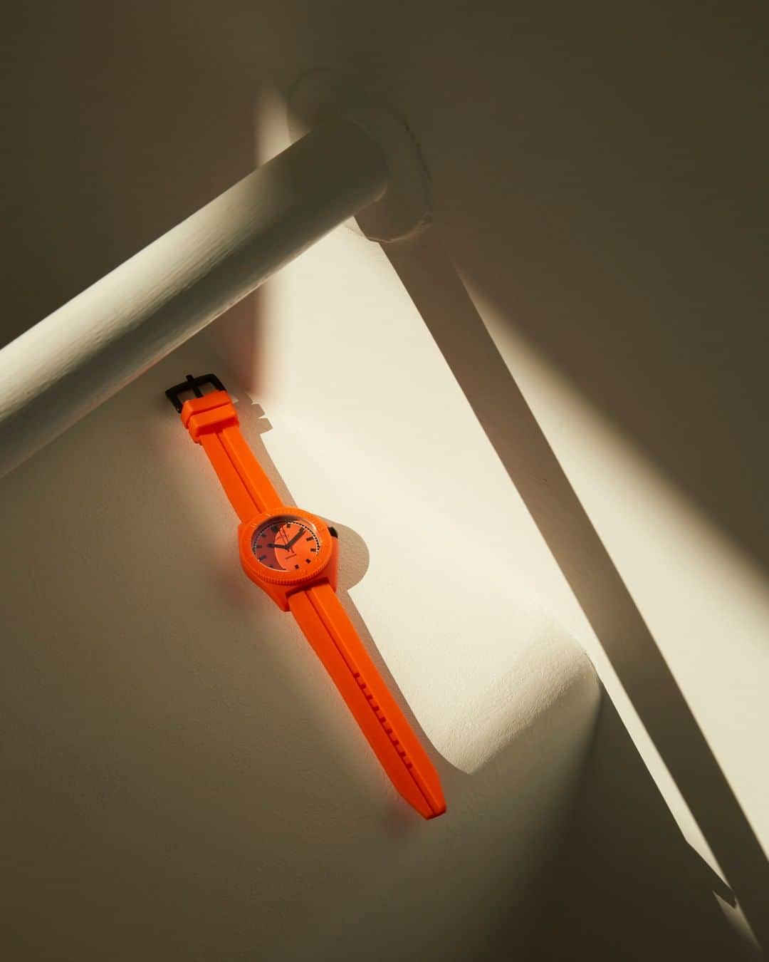 MR PORTERのインスタグラム：「Add some colour to your watch collection 🍊Discover the @bamfordwatchdepartment Mayfair Sport, available now on MR PORTER @mrporterwatches」