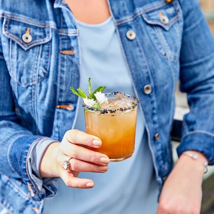Conrad Hotelsのインスタグラム：「Looking for a summer cocktail with a little spice? Head to the Noyane rooftop bar at @conradchicago. 📷: @noyanechicago | #StayInspired」