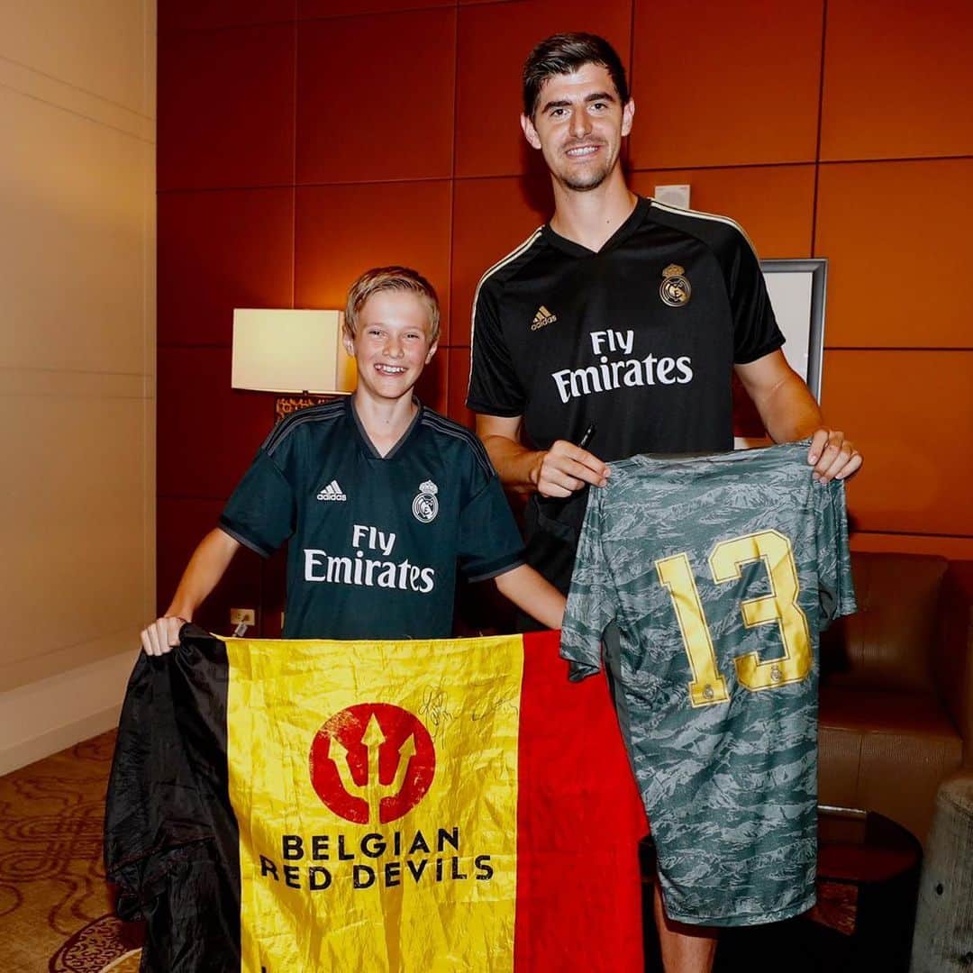 ティボ・クルトゥワのインスタグラム：「Este fan se llama como yo y ayer vino a animar con su bandera 🇧🇪 al partido.  Pudisteis verle emocionado en mis stories de ayer y he querido compartir un rato con él. Ha sido un placer ver su cara de felicidad! 😁  Gracias por tu cariño y apoyo Thibaut! 🙌🏻💯」