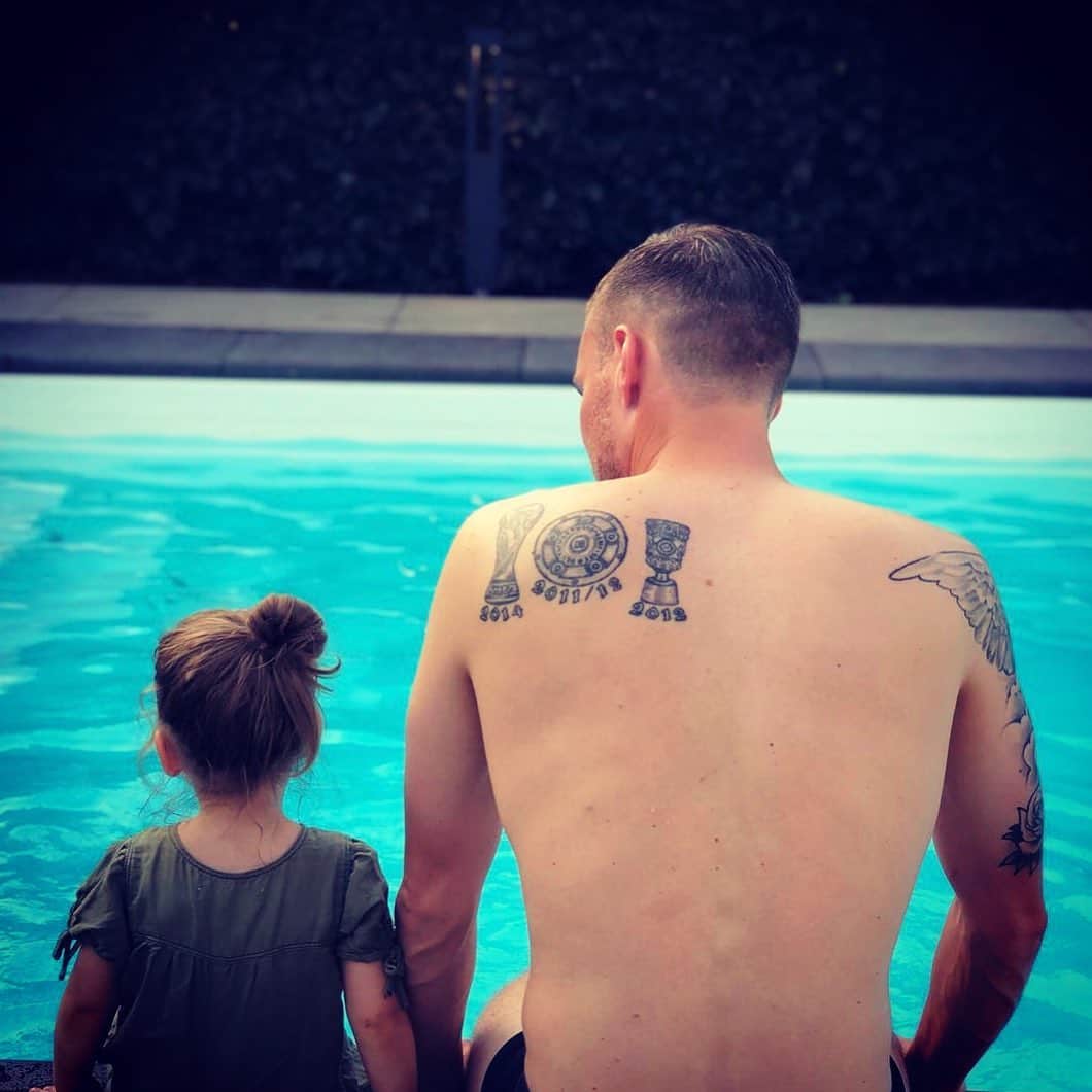 ケヴィン・グロスクロイツのインスタグラム：「Wir genießen den Abend am Pool und reden noch ein bisschen über den tollen Tag 😊😘❤️ #vaterundtochter #bestefreunde #fische #isso」